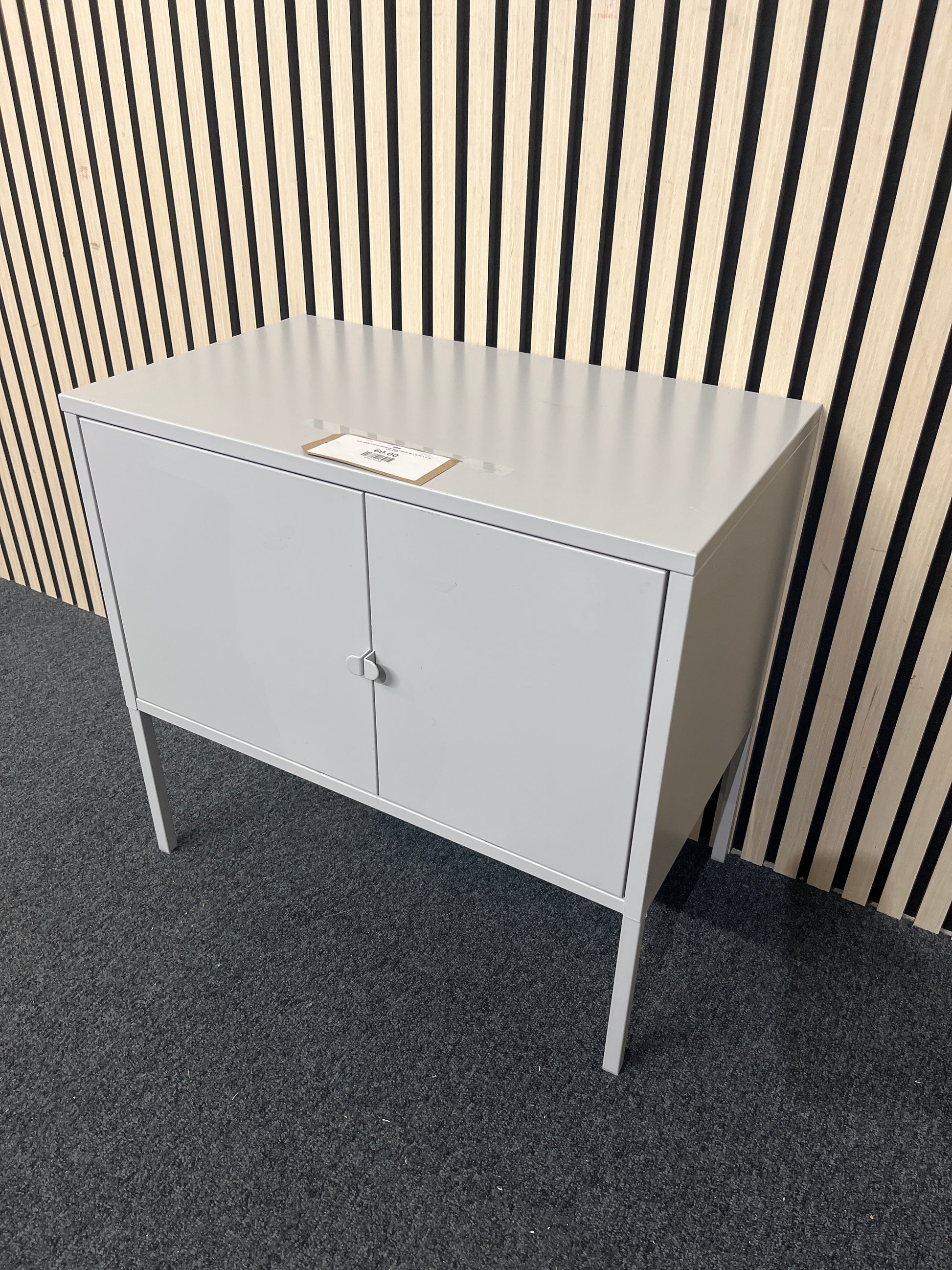 Low white 2 door metal storage unit (H 56 x W 60 x D 35 cm) 3325