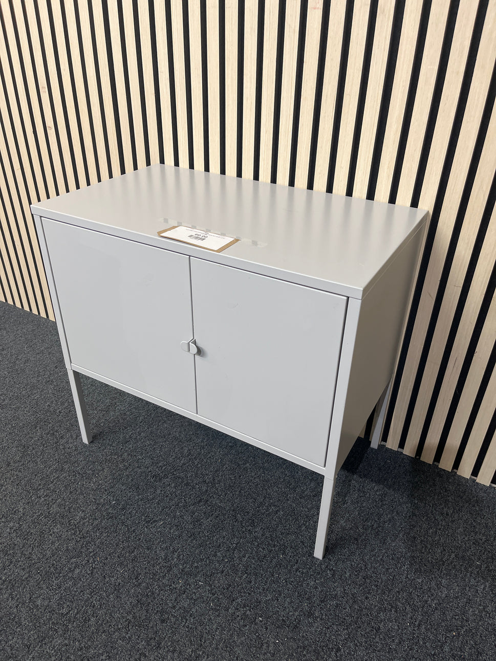 Low white 2 door metal storage unit (H 56 x W 60 x D 35 cm) 3325