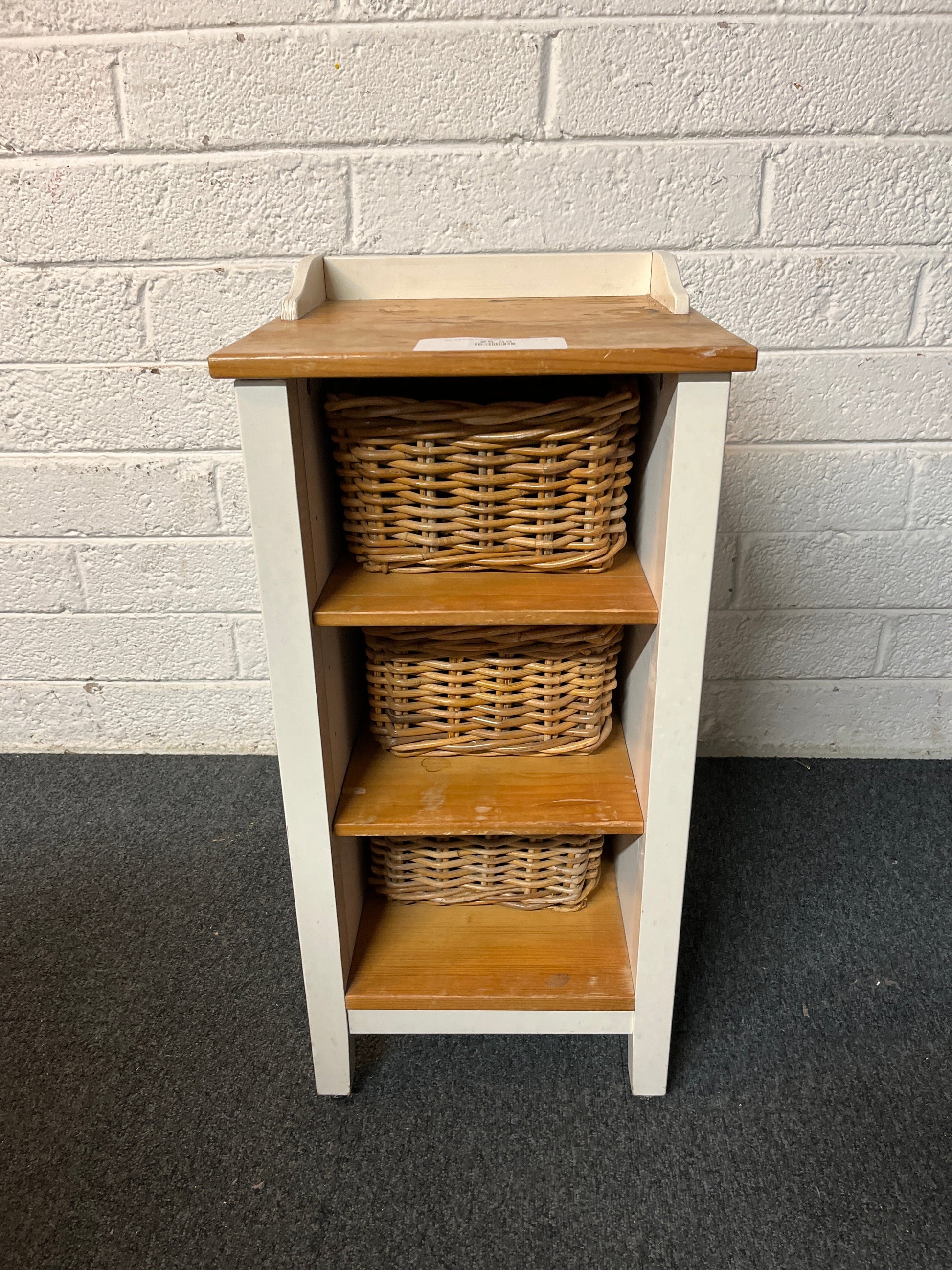 Pine and cream shelf unit (H 85 x W 38 x D 76 cm) 3225