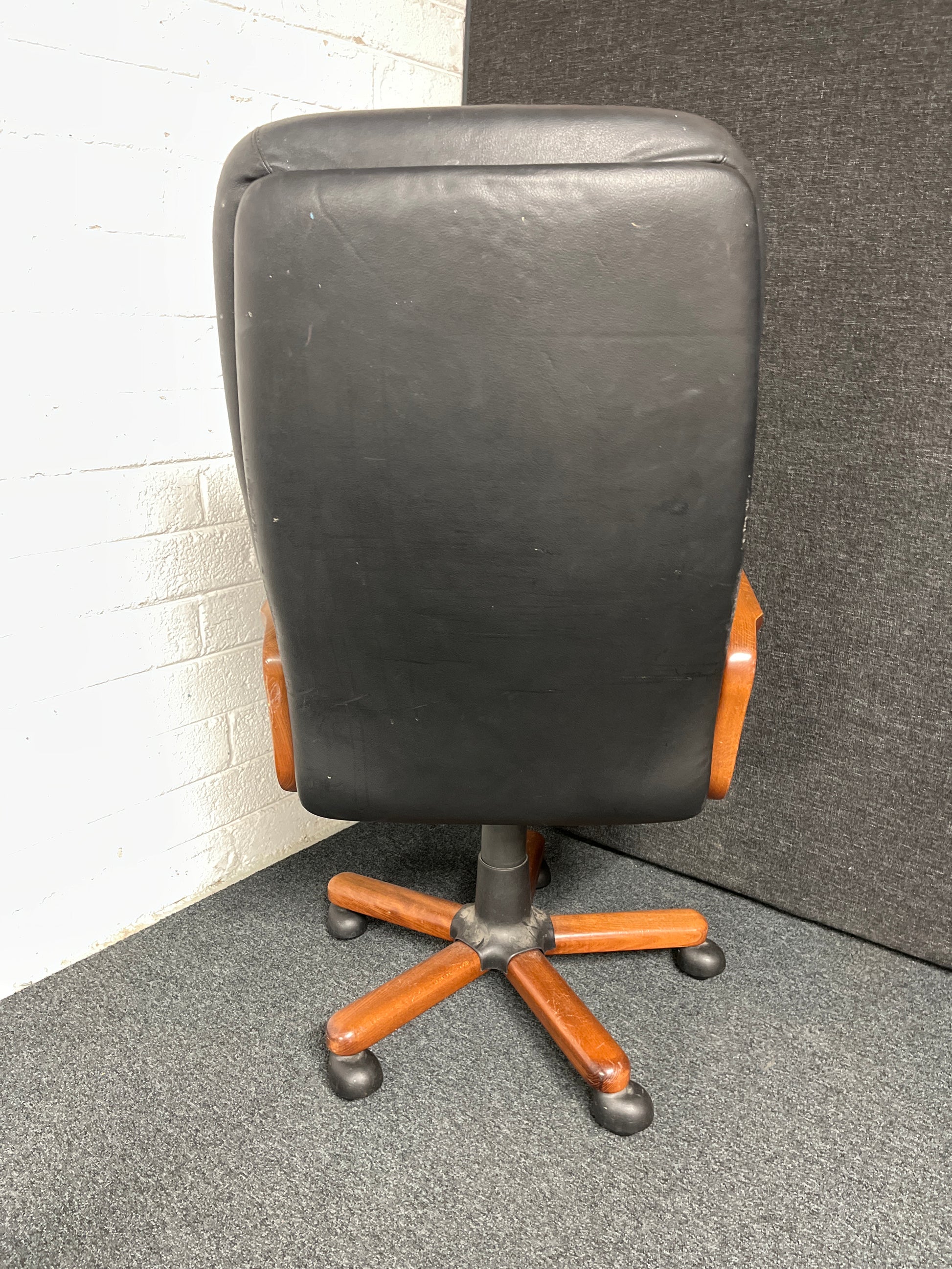 Black leatherette swivel chair with walnut arms and base 1225
