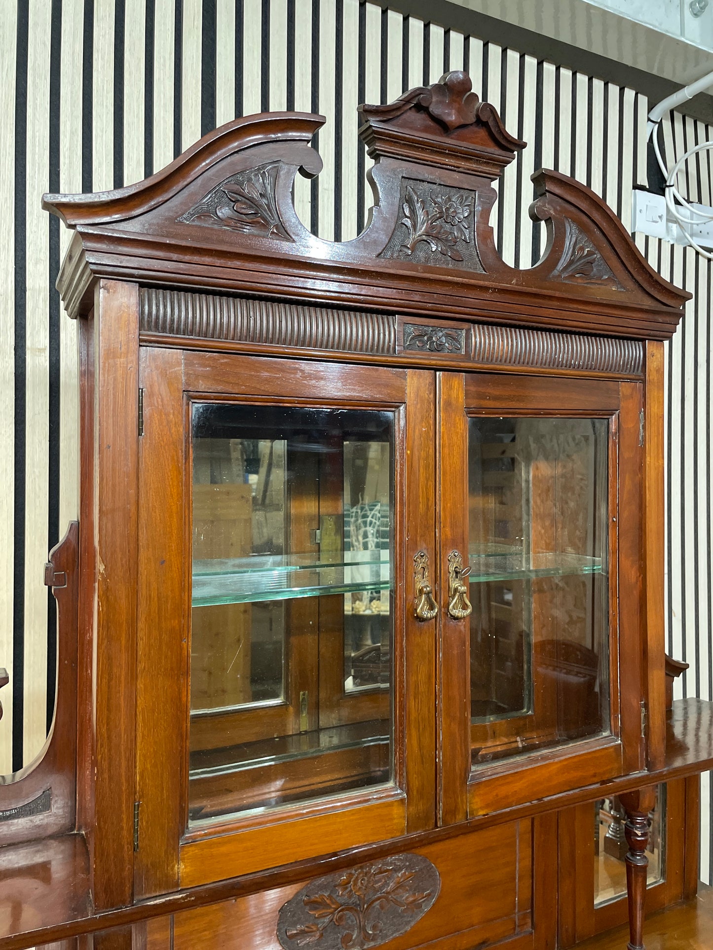 Ornate Mirrored mahogany display unit (H 202 x W 120 x D 37 cm) 3126