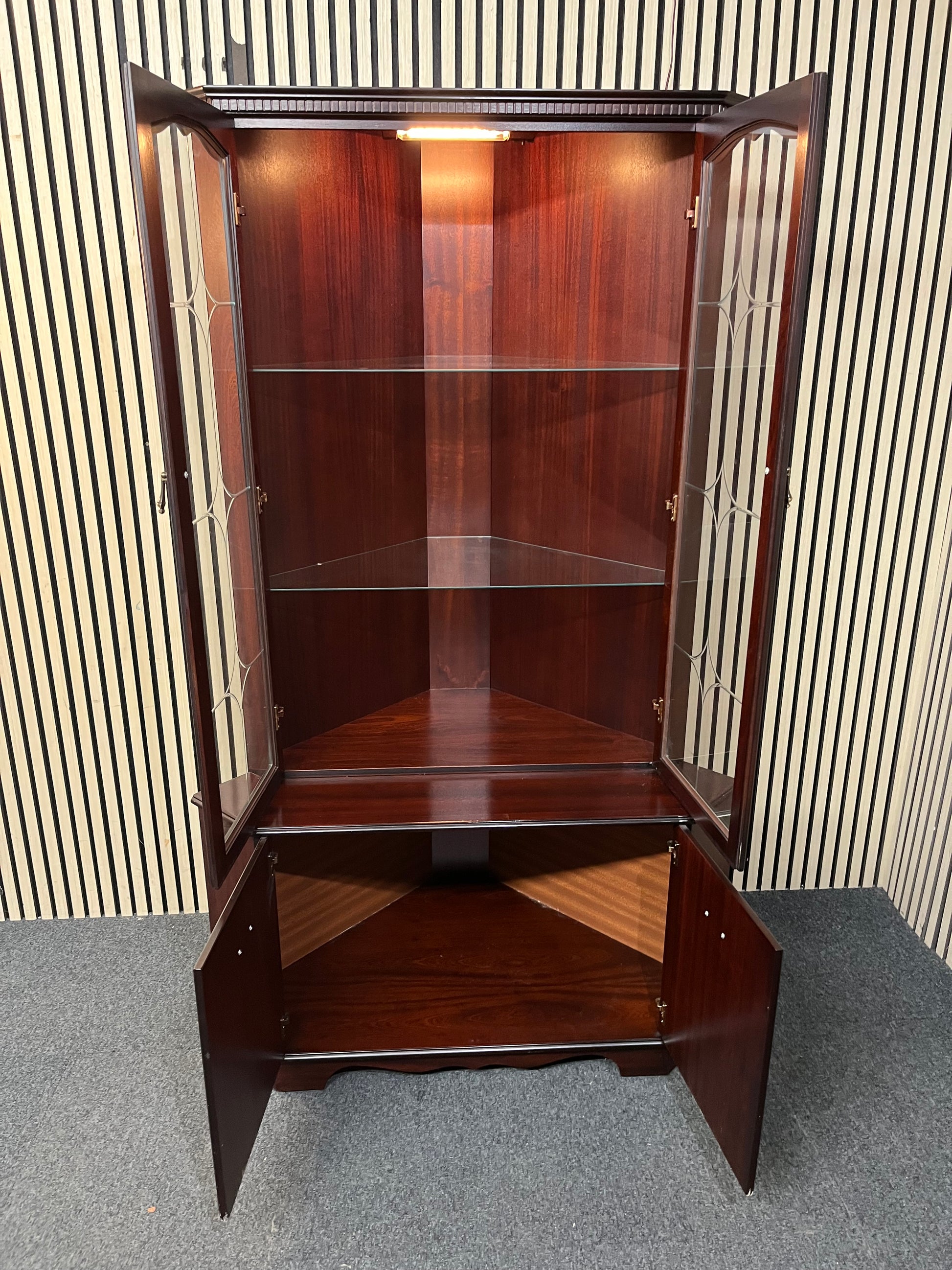 Mahogany corner display unit with internal shelving (H 183 x W 107 x D 68 cm) 3126