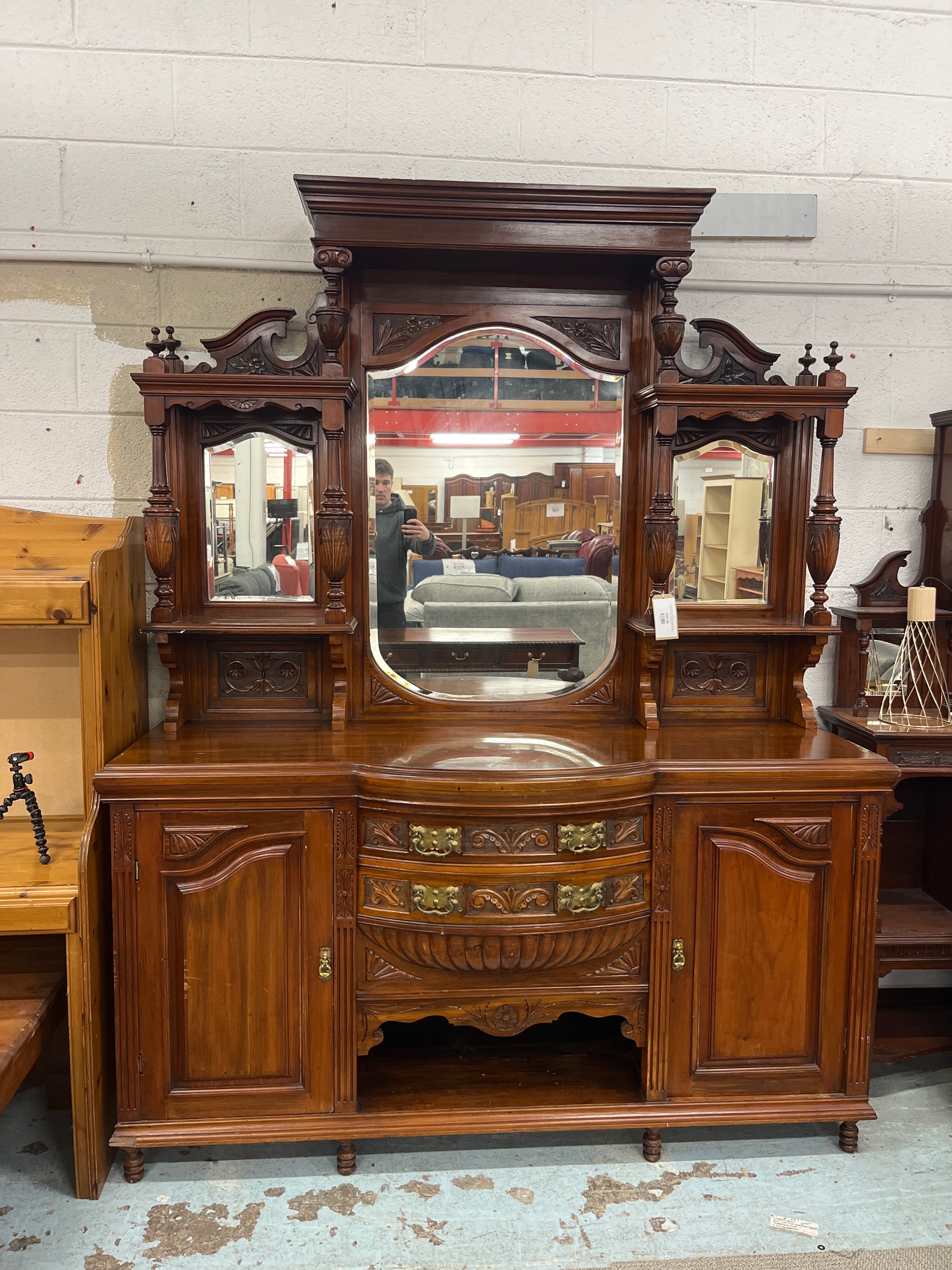 Large antique bow fronted wooden sideboard with intricate carvings and a central mirror display (H 259 x W 183 x D 60 cm) 3126