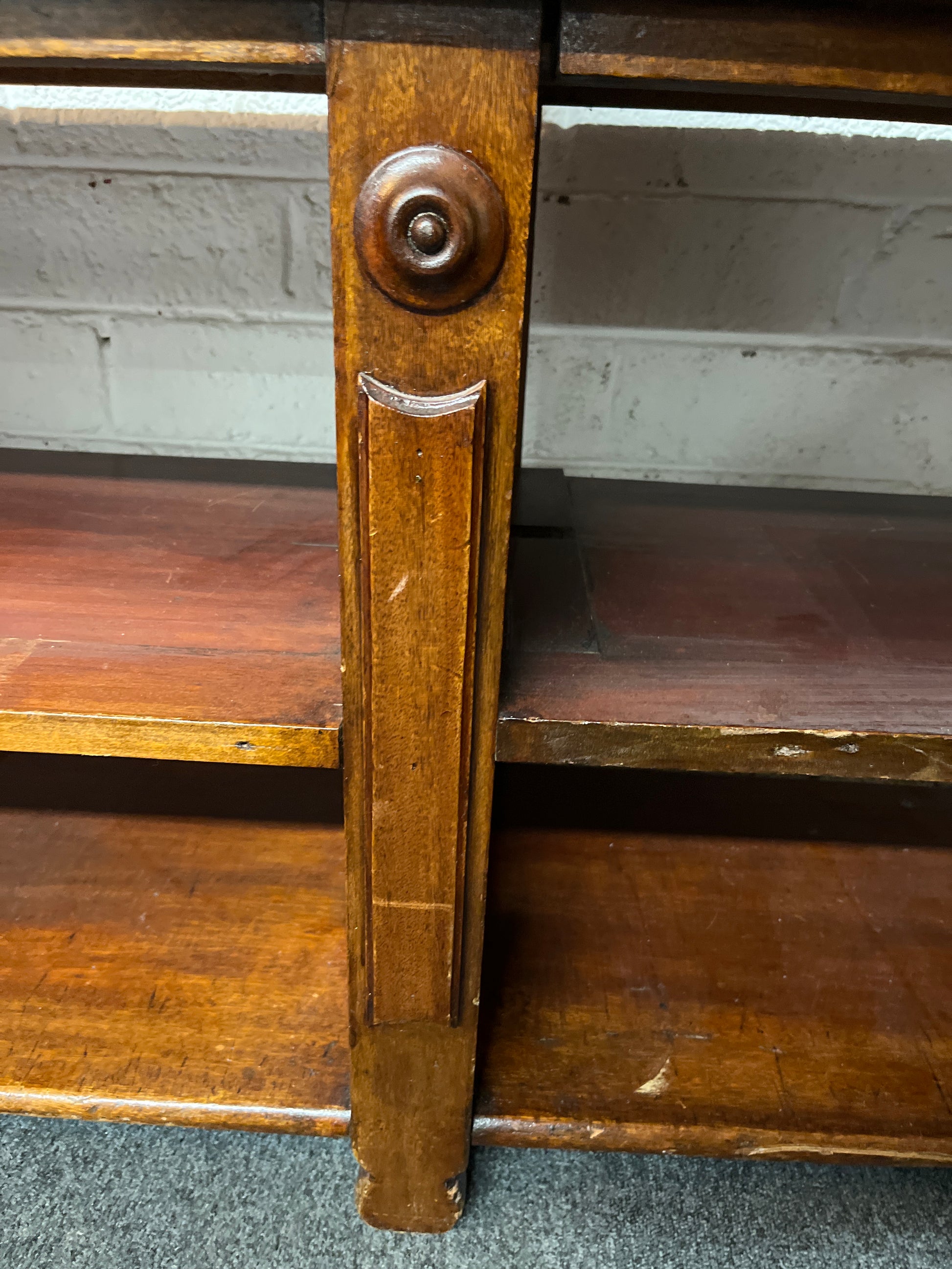 Tall open fronted mahogany bookcase (H 120 x W 153 x D 47 cm) 1325