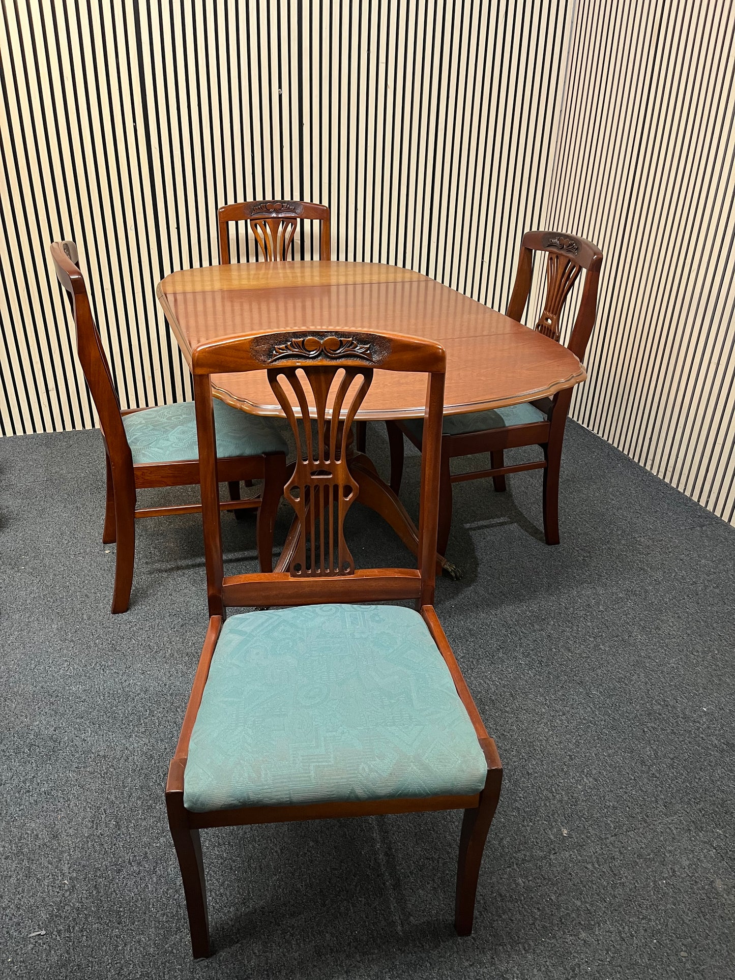 Rossmore mahogany drop leaf dining table with 4 no. matching dining chairs (L 70 - 160 x W 86 cm) 43448