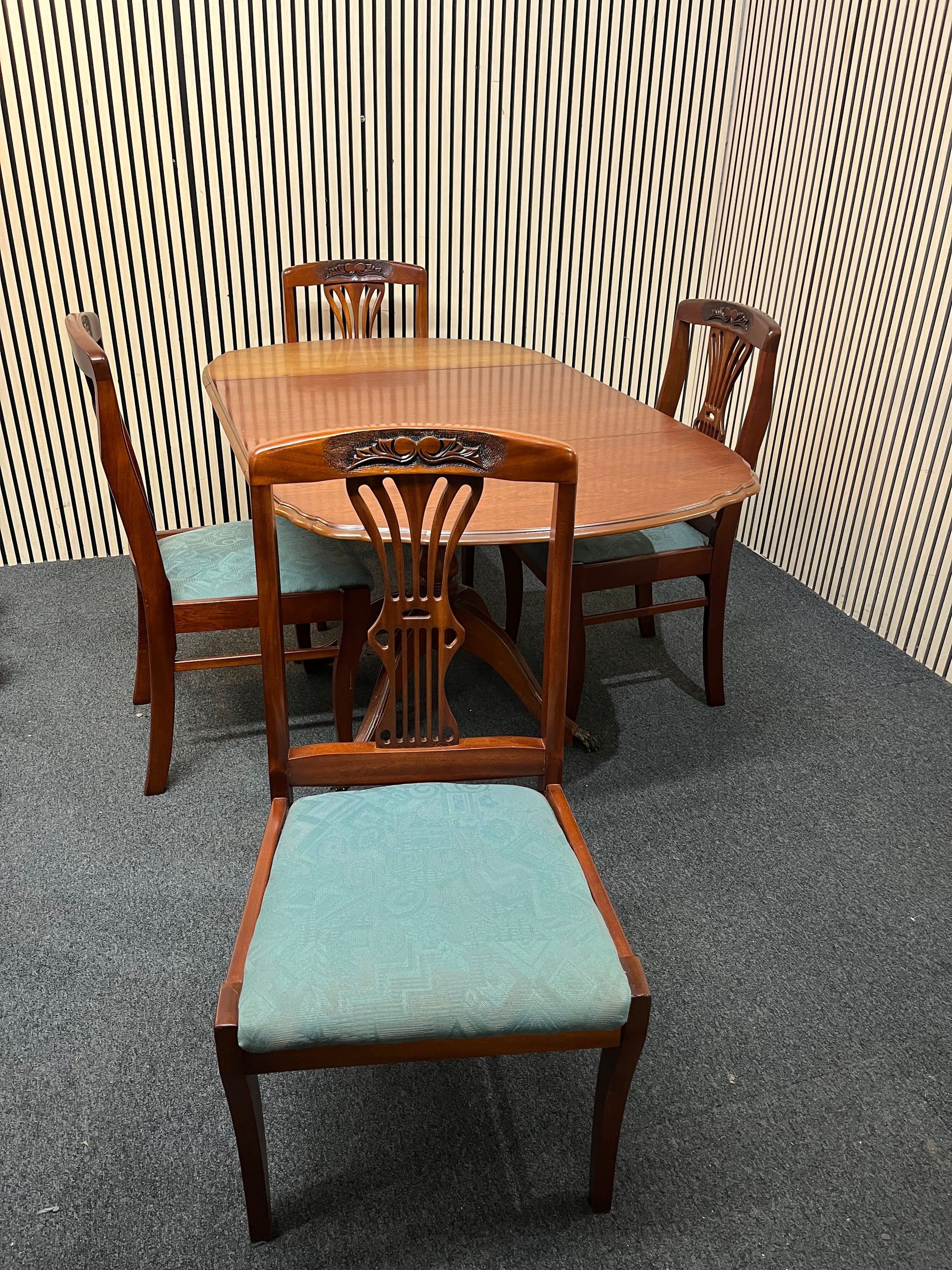 Rossmore mahogany drop leaf dining table with 4 no. matching dining chairs (L 70 - 160 x W 86 cm) 43448