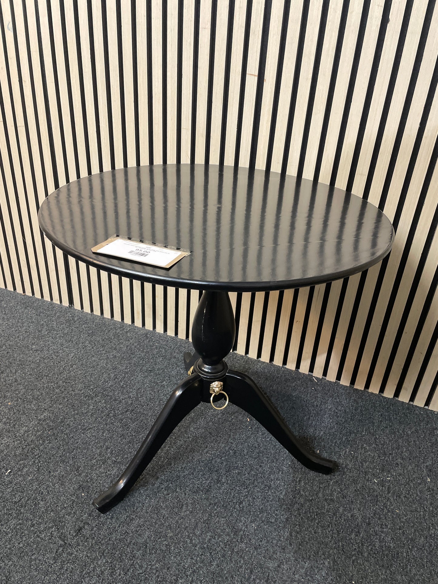 Circular black stained ornate lamp table with glass top (H 58 x diameter 60 cm) 1126