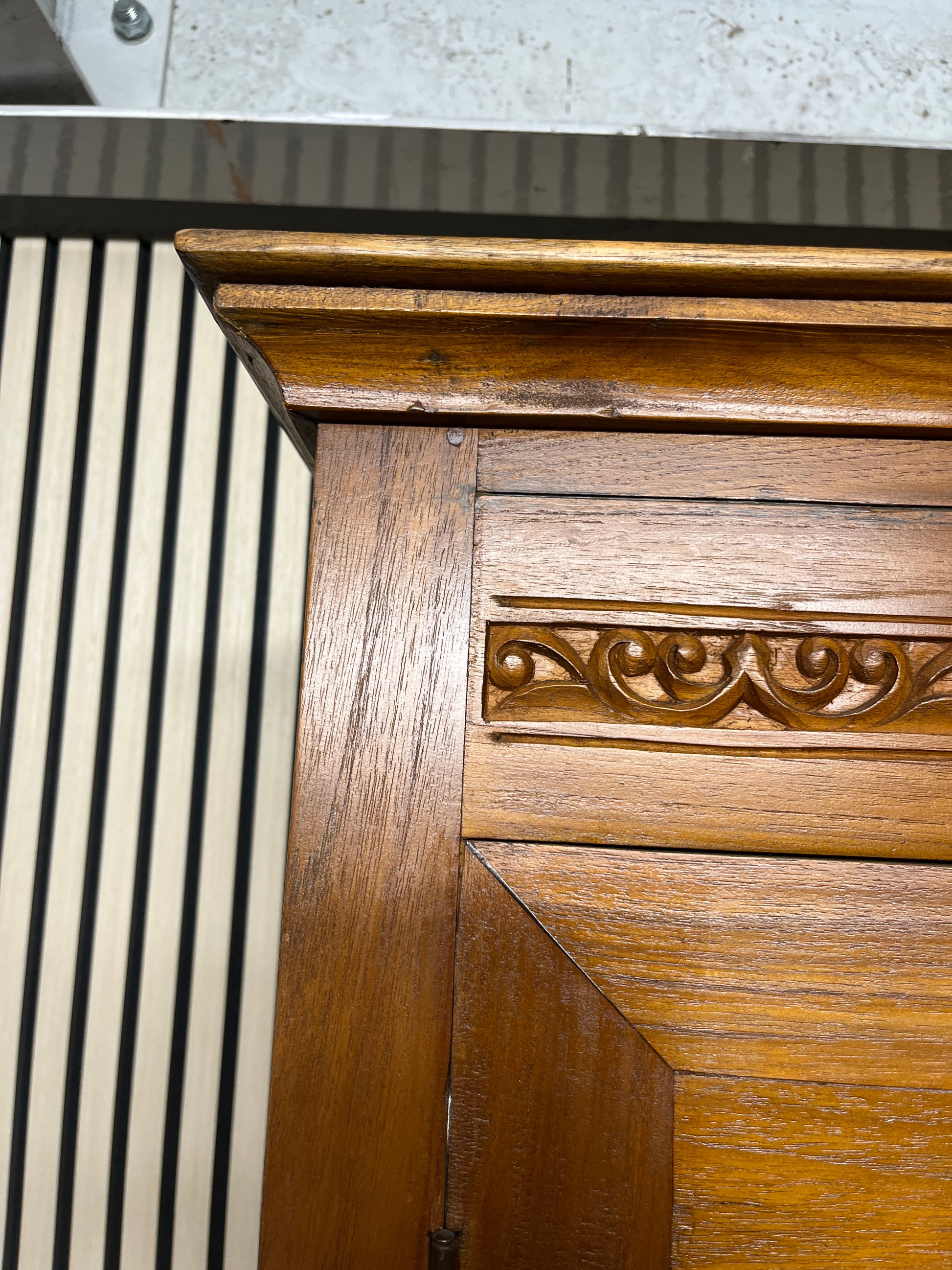 Solid dark wood carved details large 2 glass door 2 drawer display unit (H 200 x W 122 x D 45 cm) 1325