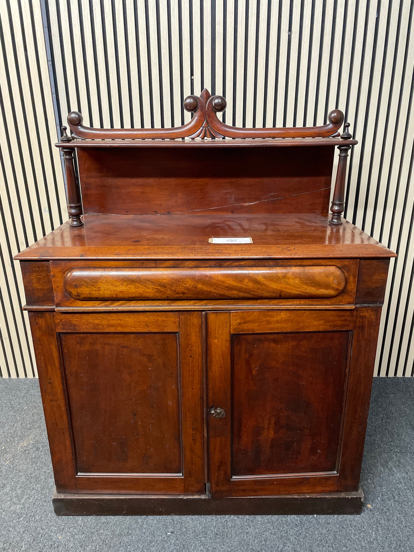 Ornate mahogany cabinet (H 130 x W 97 x D 47 cm) 2425