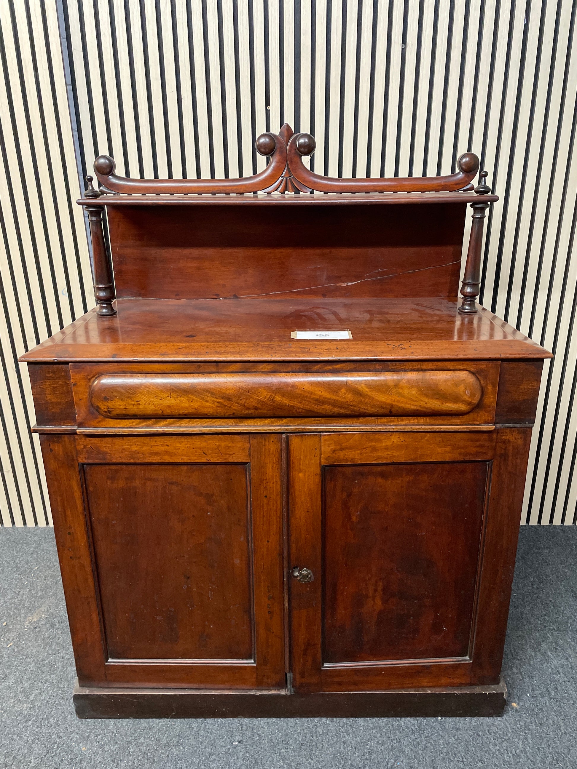 Ornate mahogany cabinet (H 130 x W 97 x D 47 cm) 2425