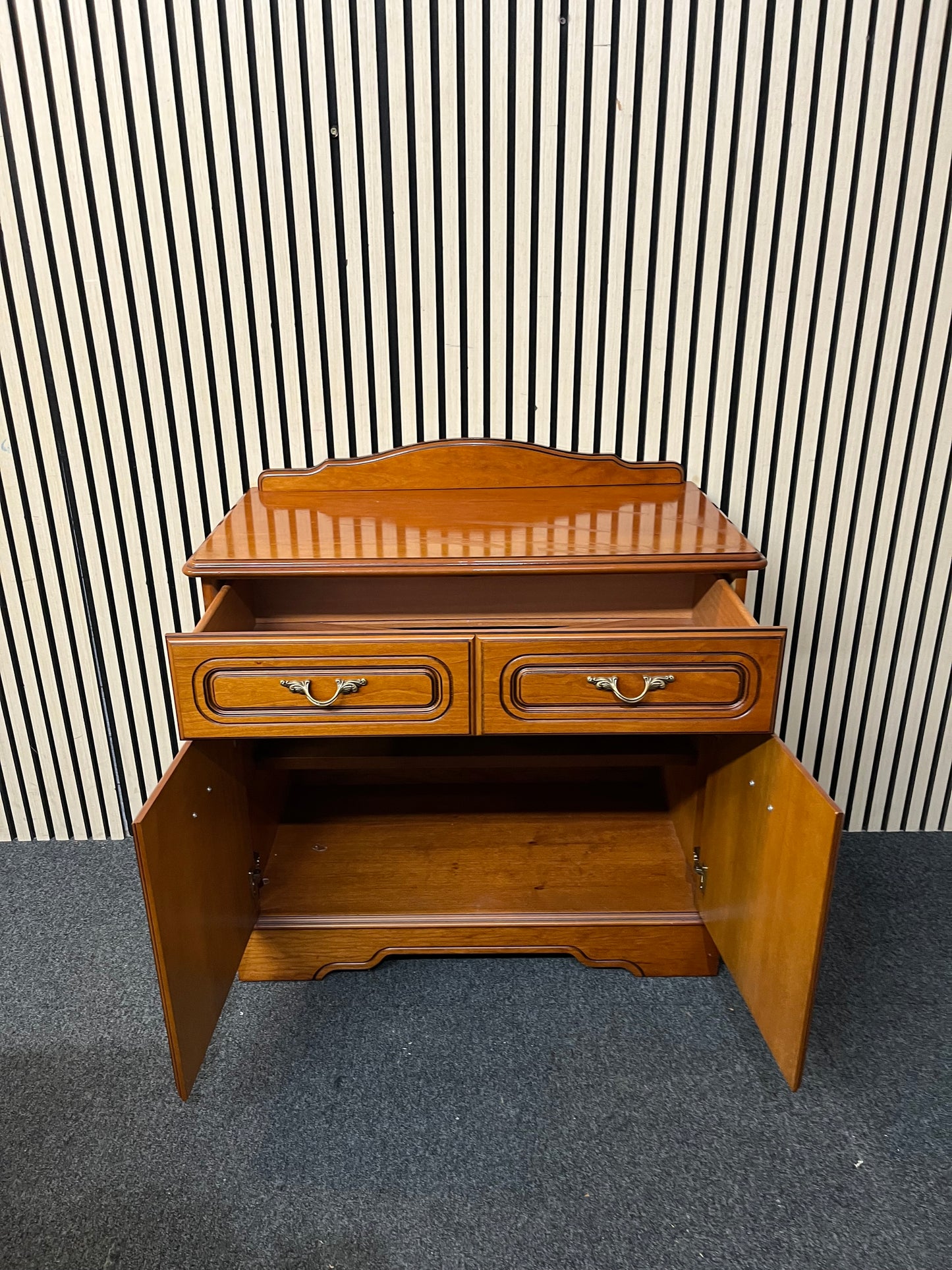 Rossmore mahogany two-door, two-drawer sideboard with glass top (H 86 x W 85 x D 43 cm) 1126