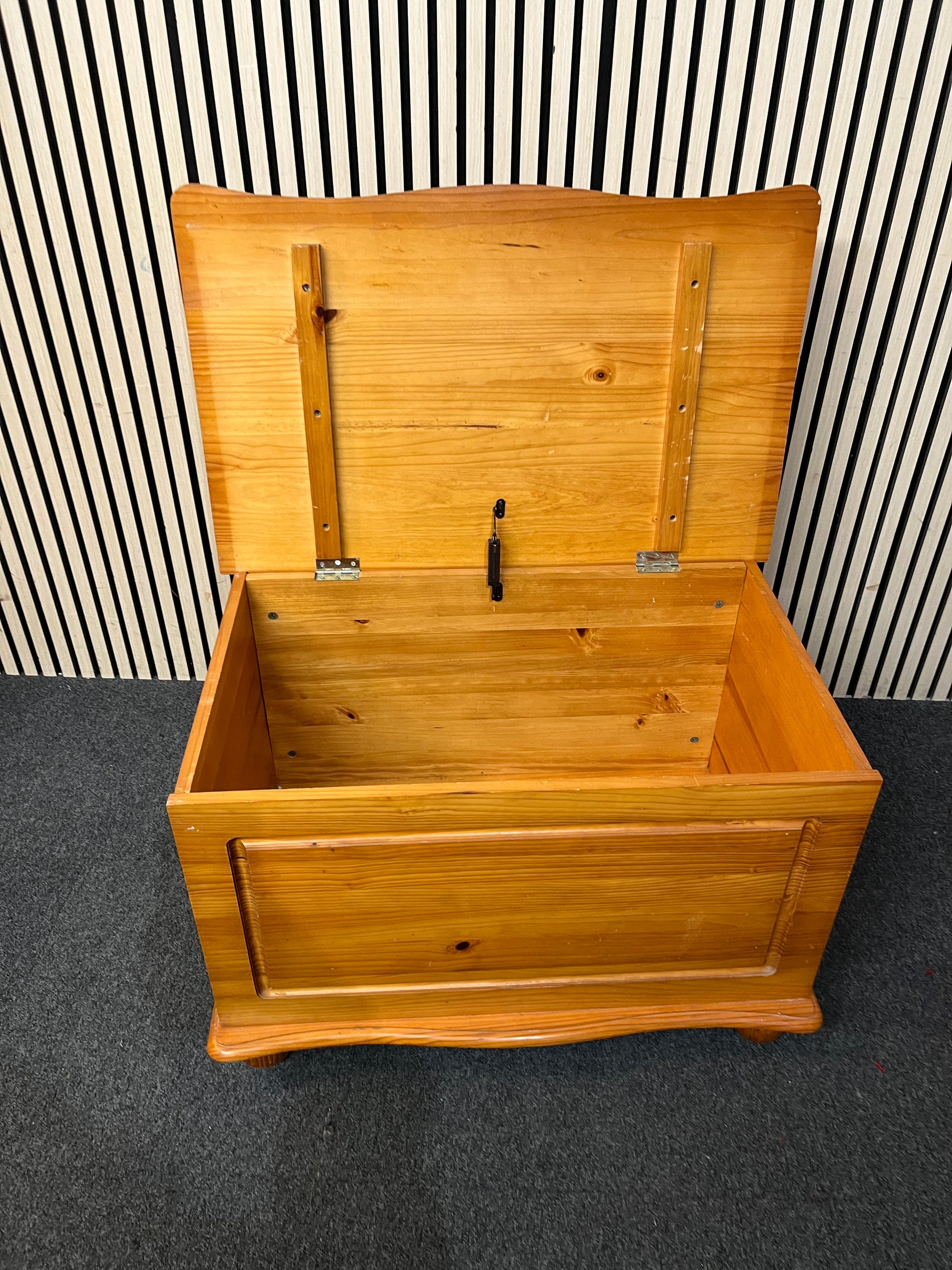 Natural pine top open blanket box (H 52 x W 83 x D 53 cm) 3126