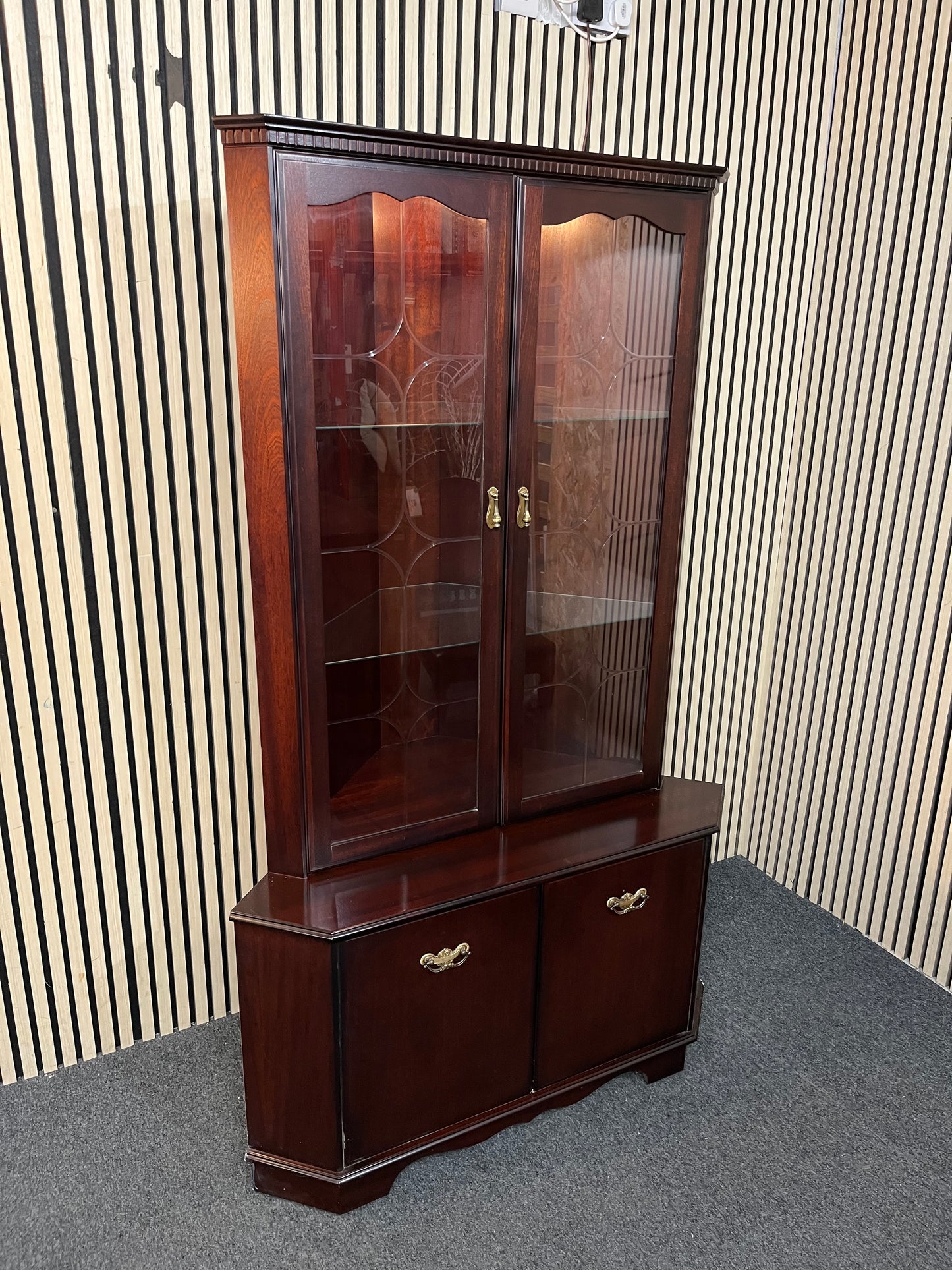 Mahogany corner display unit with internal shelving (H 183 x W 107 x D 68 cm) 3126