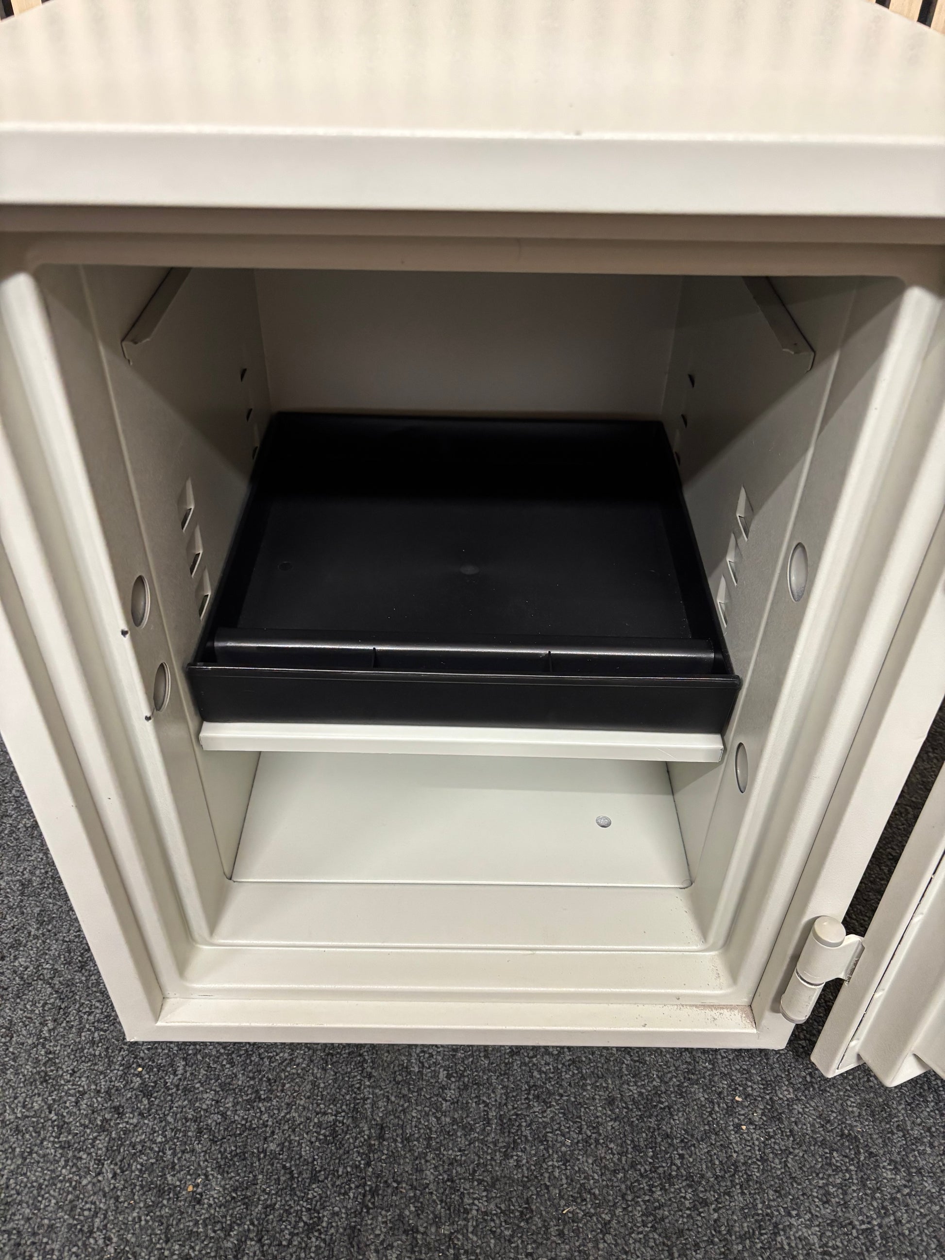 Phoenix fireproof digital safe. Battery operated. No key. Overwrite code. Dims 52Hx40Wx44D