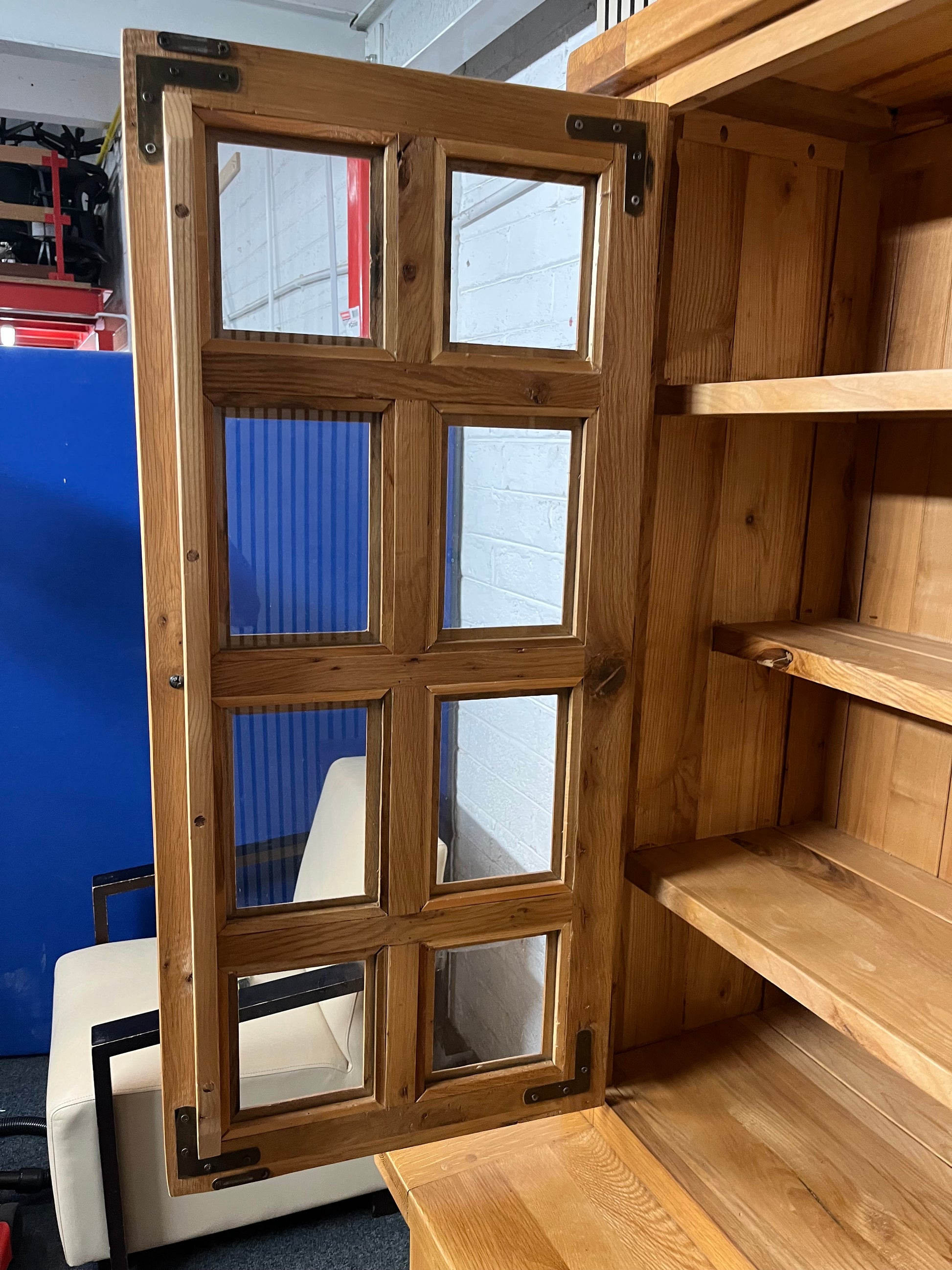 Tall solid oak kitchen dresser with glass doors and drawers, in 2 sections (H 200 x W 160 x D 60 cm) 2325