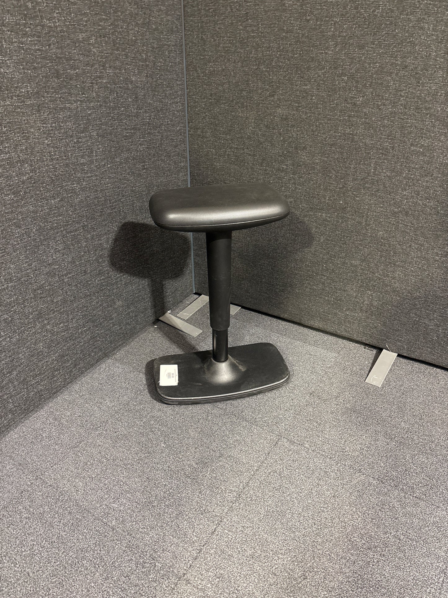 Lean back stool height adjustable in black rubber
