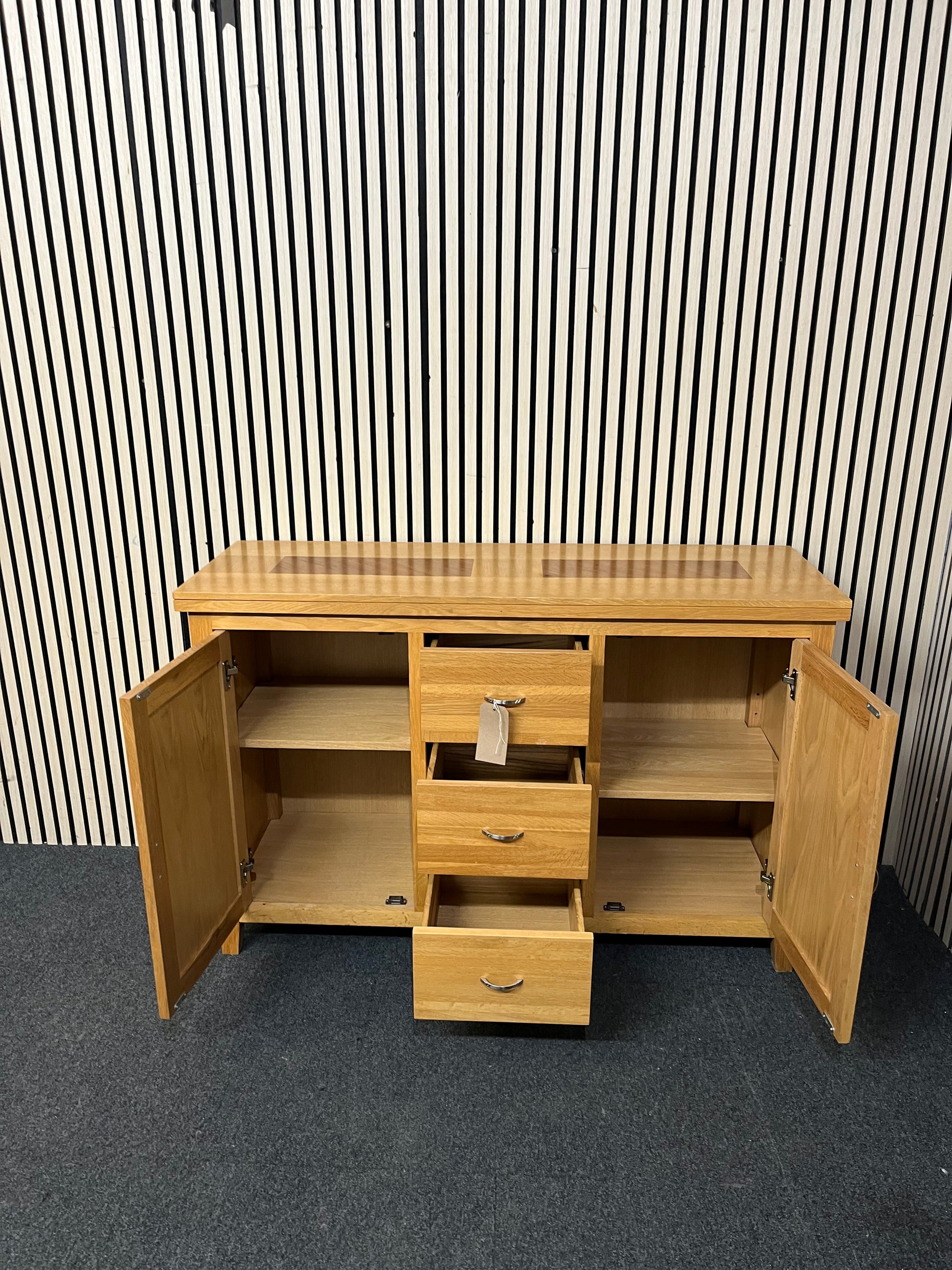 solid oak two-door three-drawer sideboard (H 85 x W 130 x D 45 cm) 3126