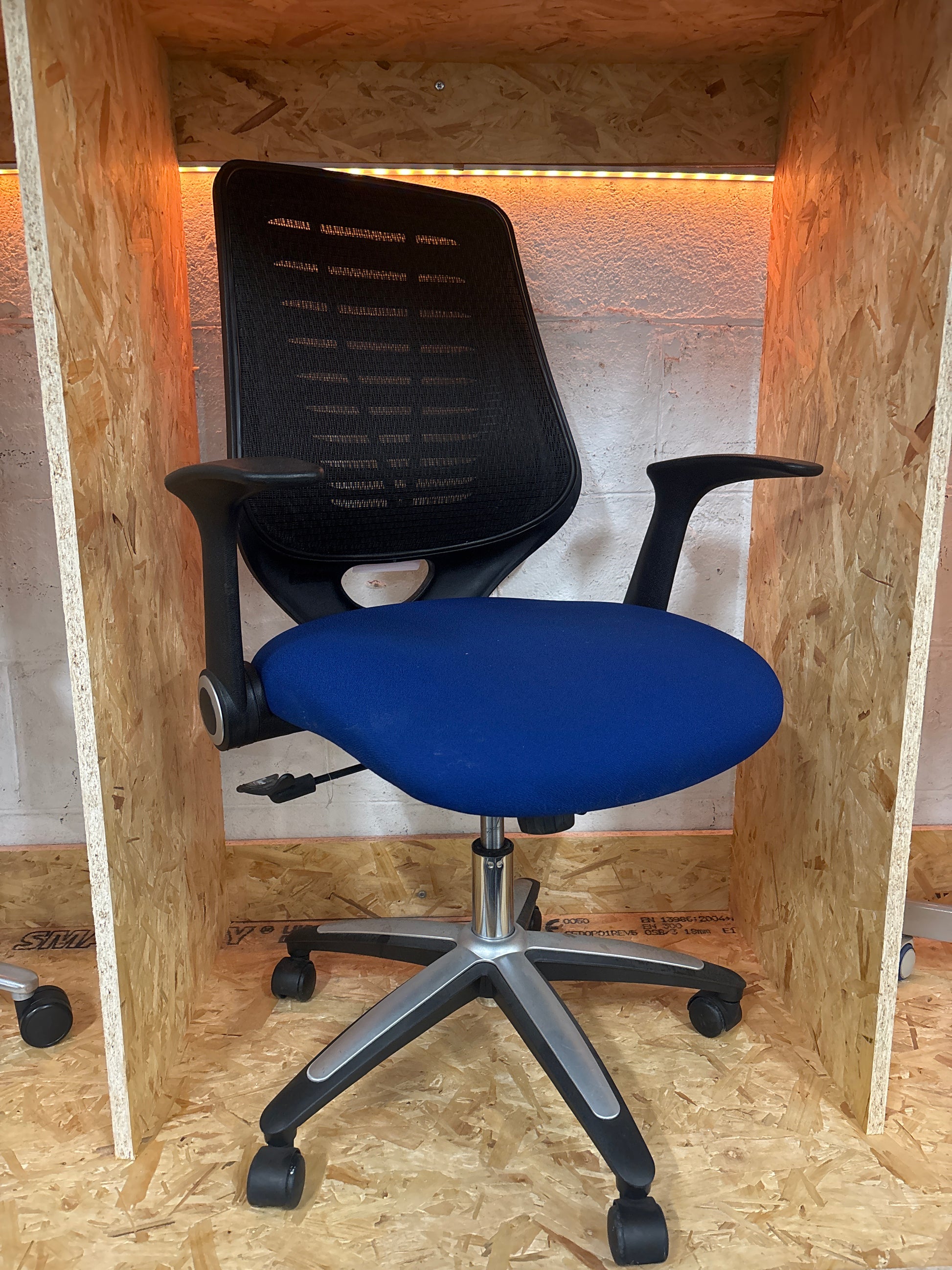 Black / Blue Mesh Swivel Chair w/ Arms