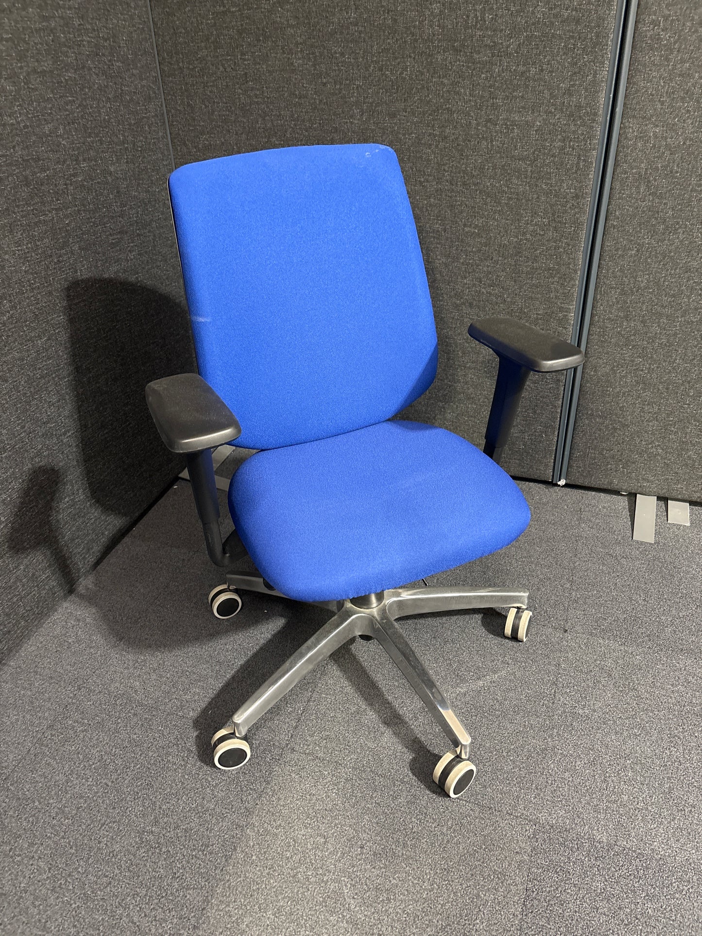 Second Hand High Back Office Chair With Ergonimic Levers