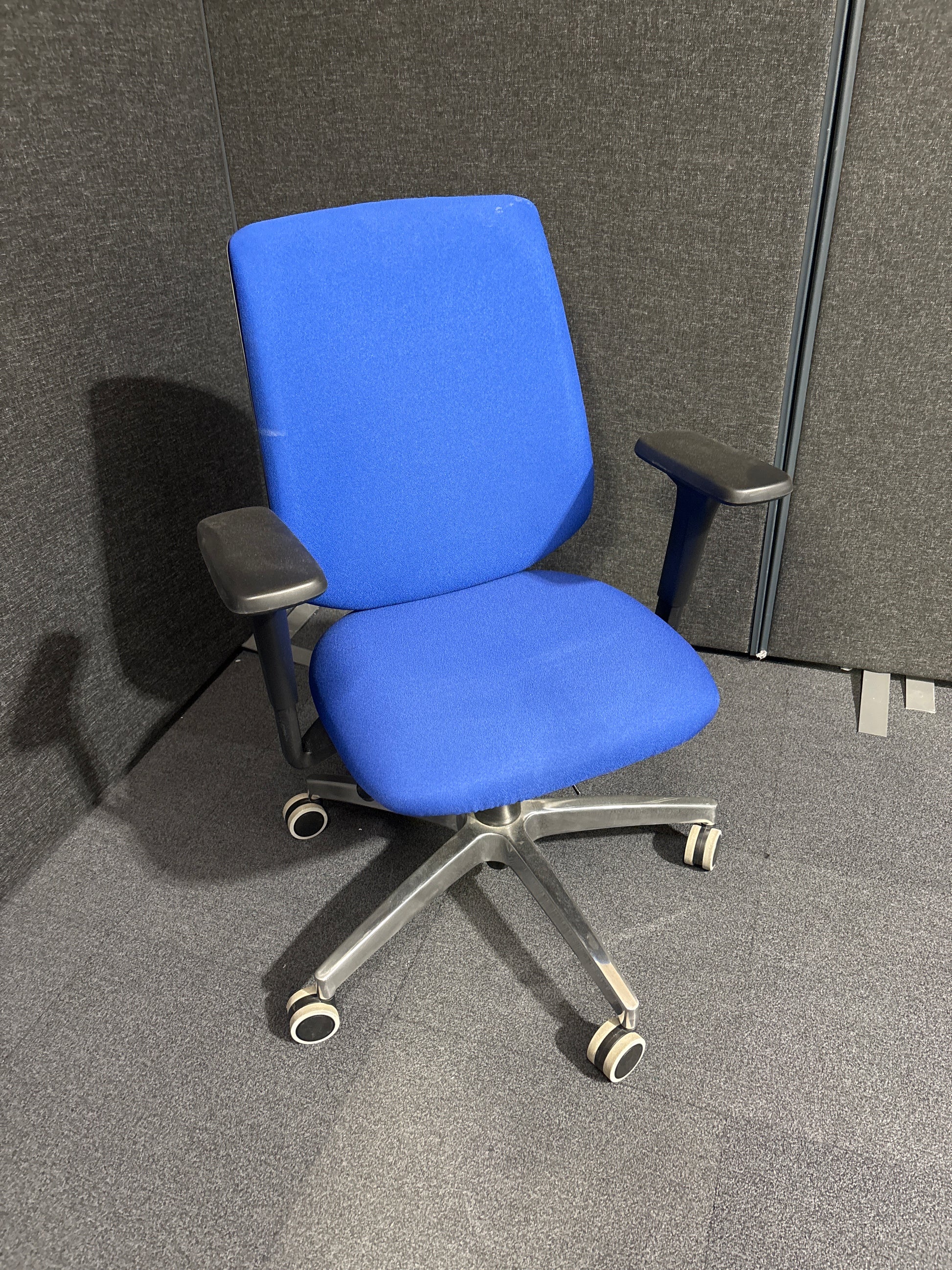 Second Hand High Back Office Chair With Ergonimic Levers