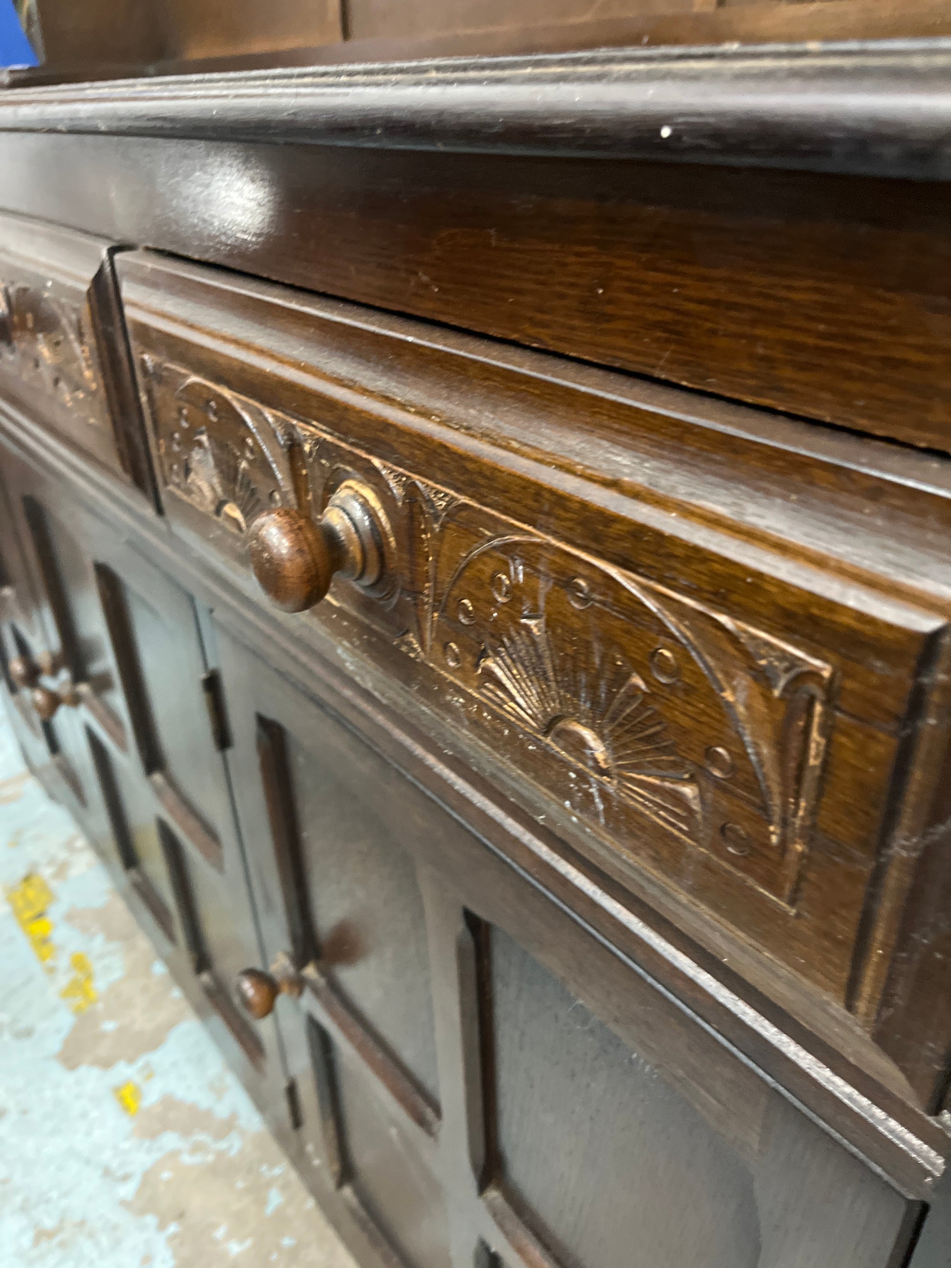 Ornate dark wood kitchen dresser with 3 doors and 3 drawers (H 65 x W 190 x D 52 cm) 1325