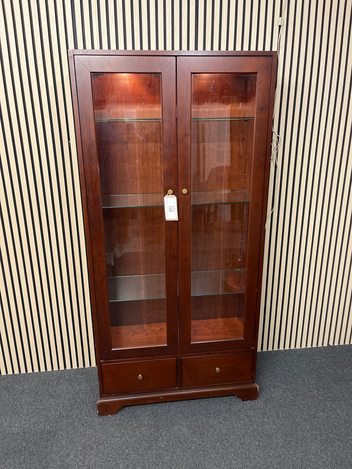 Tall dark wood stained 2 glass door display unit (H 84 x W 127 x D 46 cm) 3325