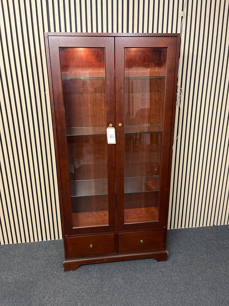 Tall dark wood stained 2 glass door display unit (H 84 x W 127 x D 46 cm) 3325