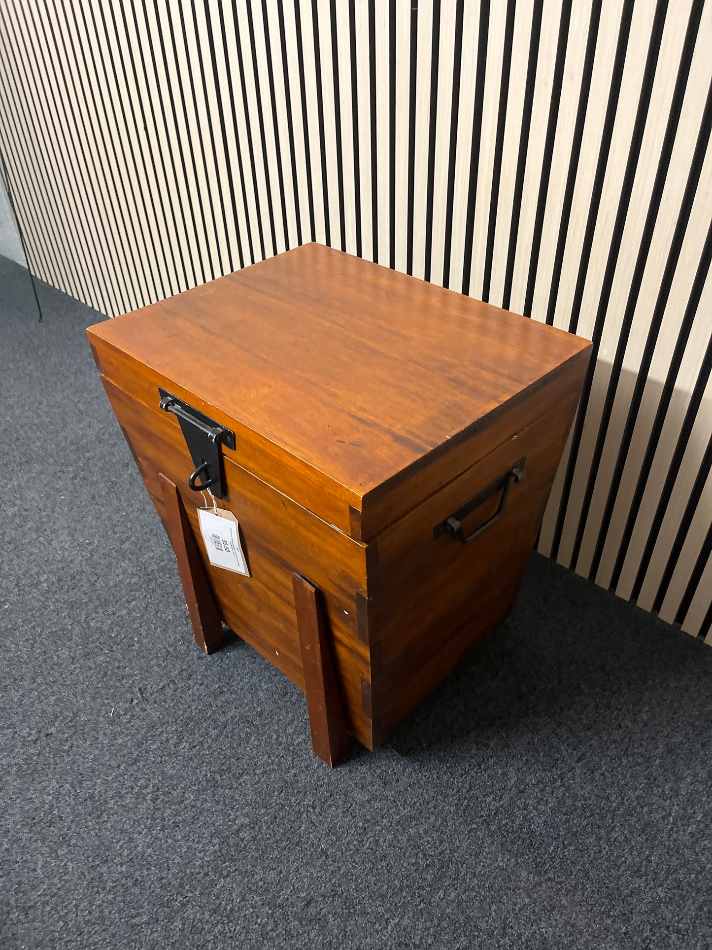 Solid wood stained top open trunk with ornate detail 59Hx50Wx40D 3325