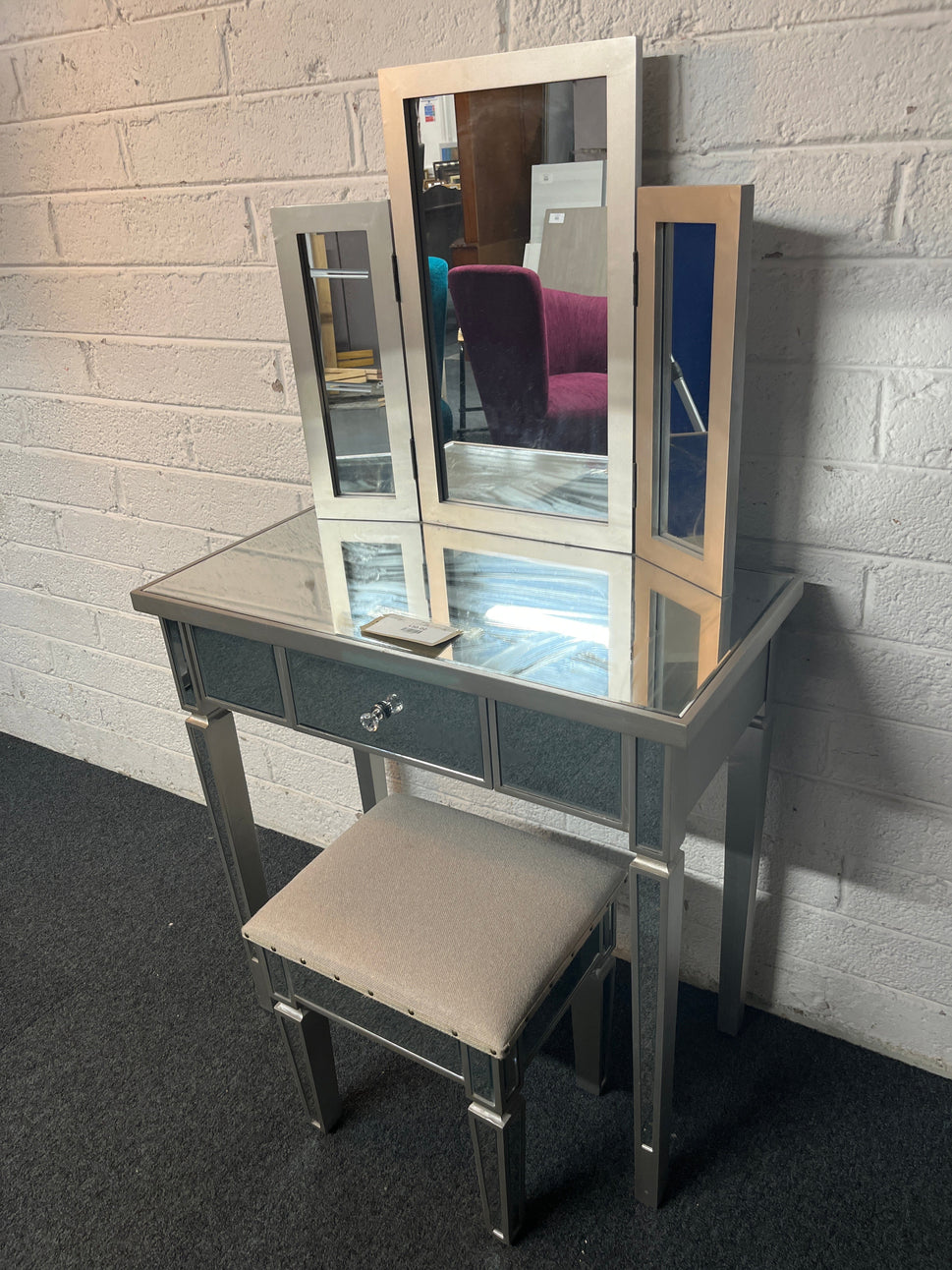Mirrored bedroom make up dresser with drawers and matching mirror and stool (H 147 x W 80 x D 40 cm) 2225