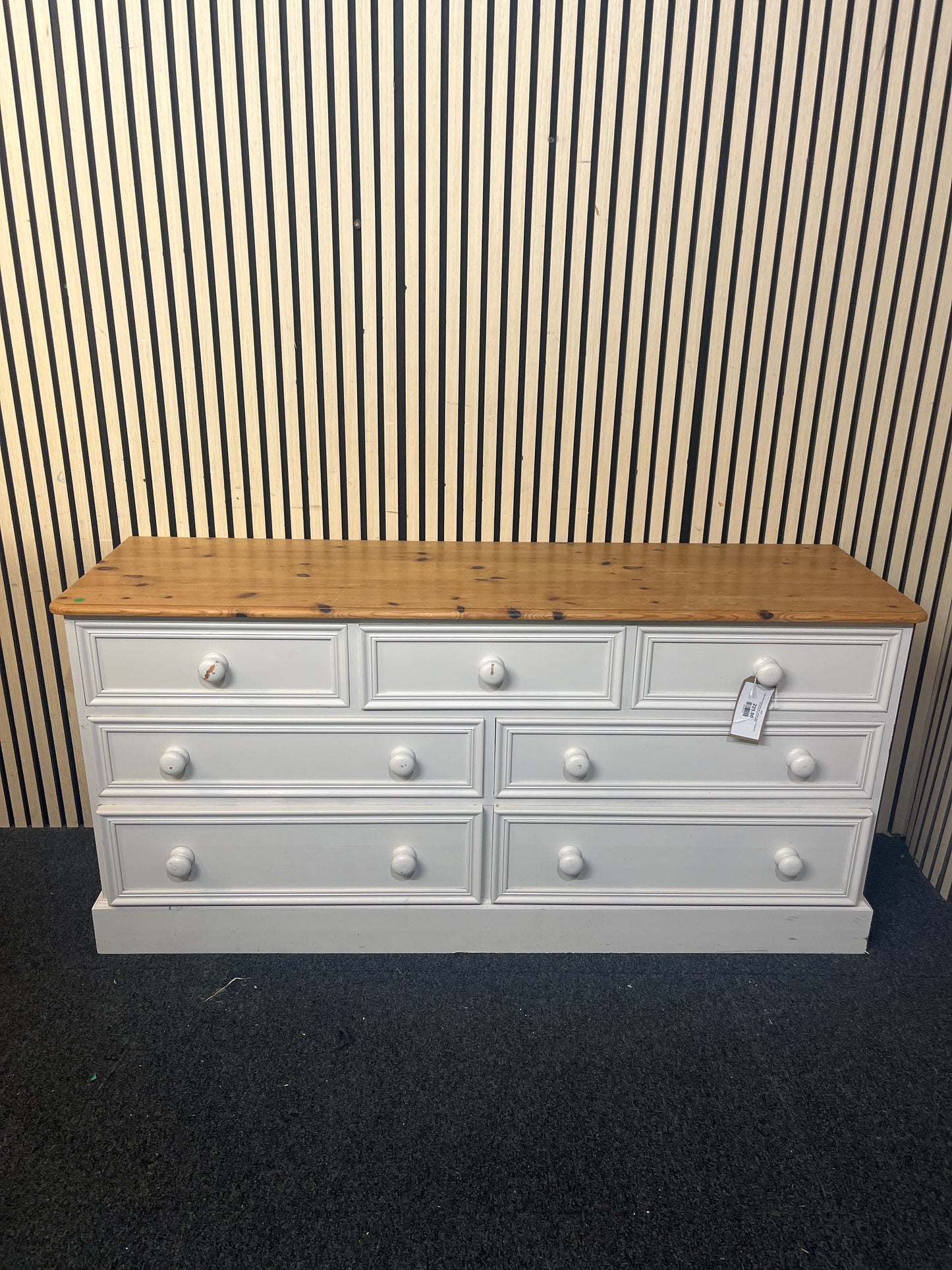 Large white painted pine top 7 drawer chest of drawers (H 72 x W 155 x D 44 cm)  44054