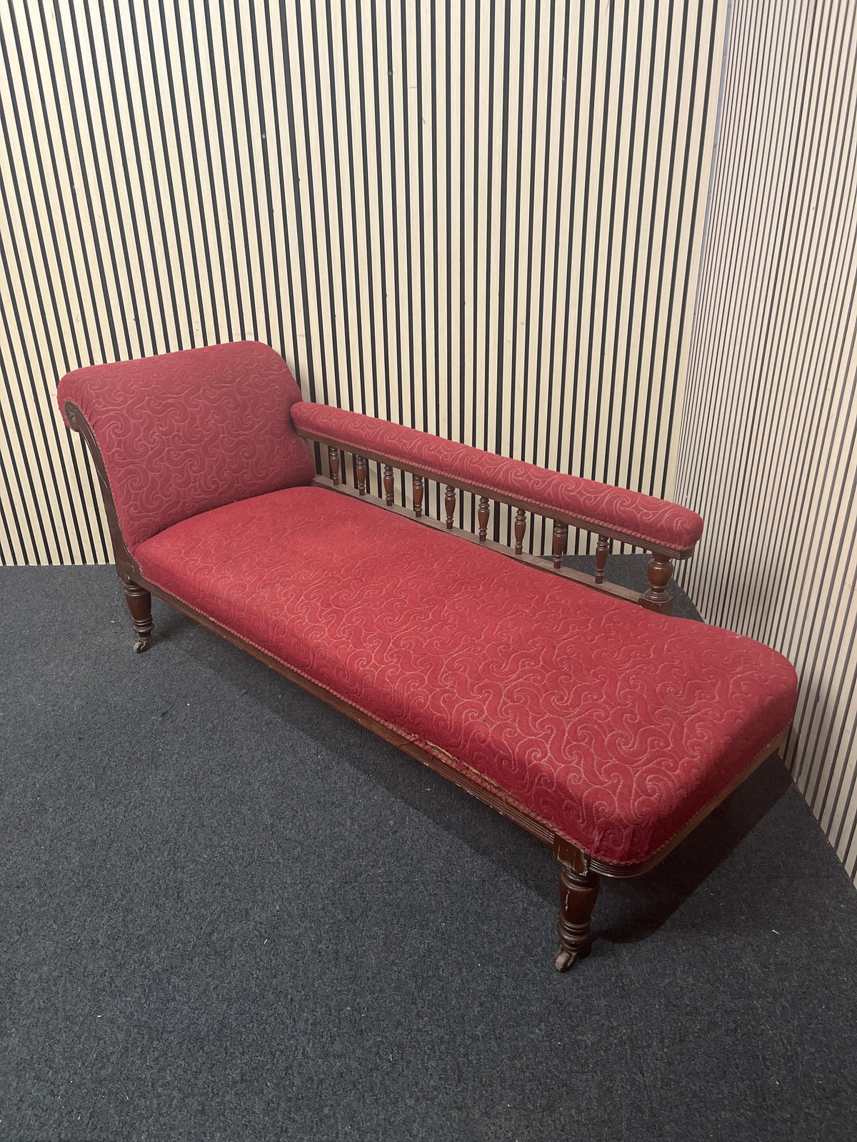 Wine fabric chaise longue with mahogany frame   44365