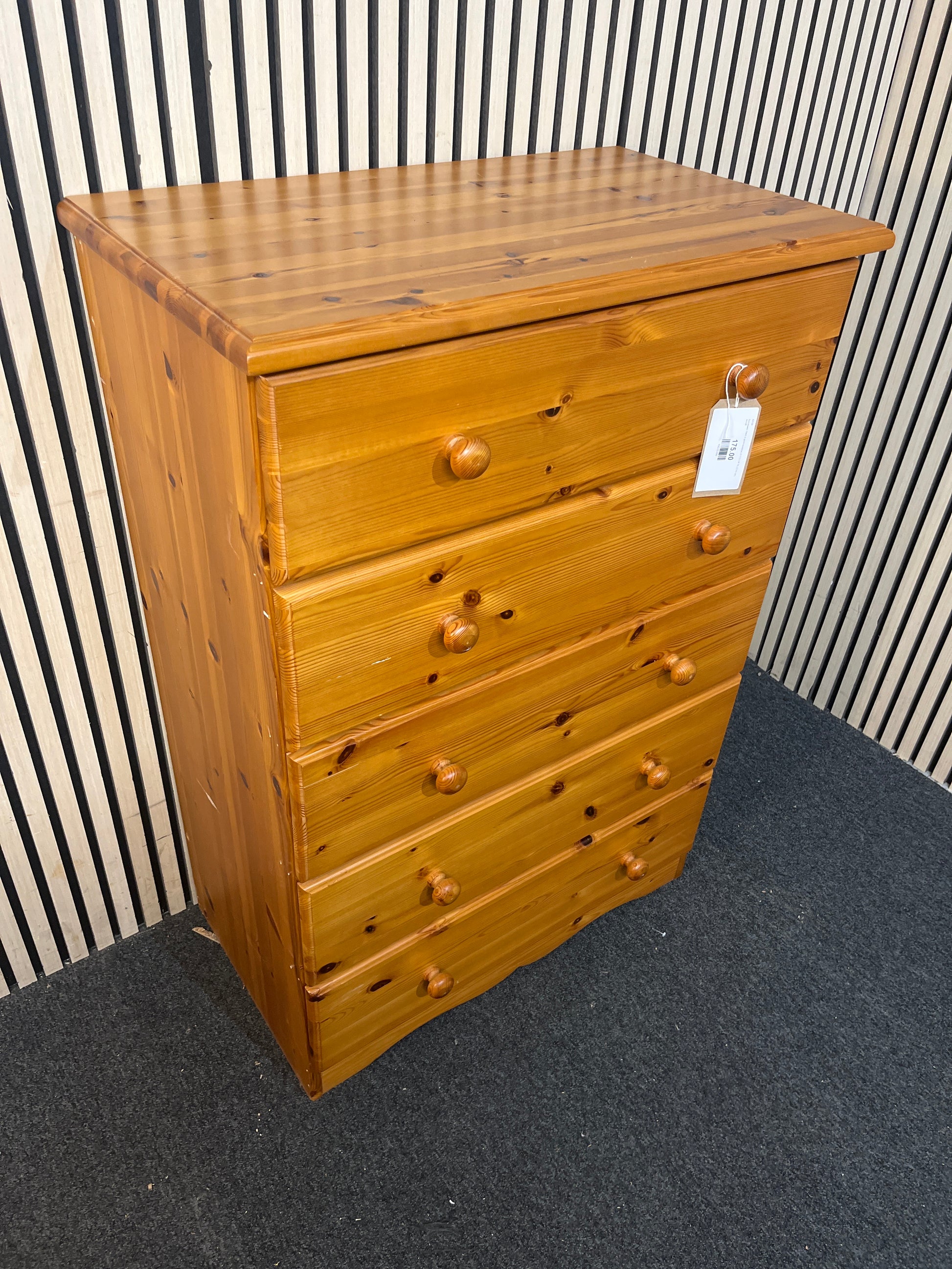 five-drawer chest in good condition. H 113 x W 76 x D 40 cm)  44138