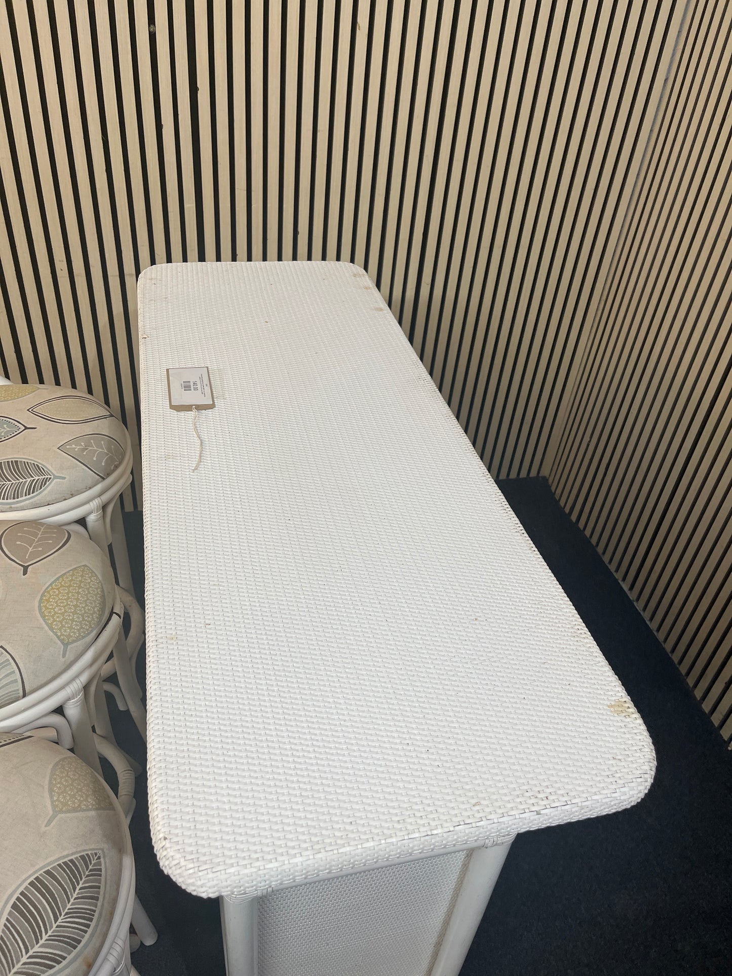 Cane white painted bar counter with 3 no. matching stools (H 103 x W 115 x D 43 cm) 43556