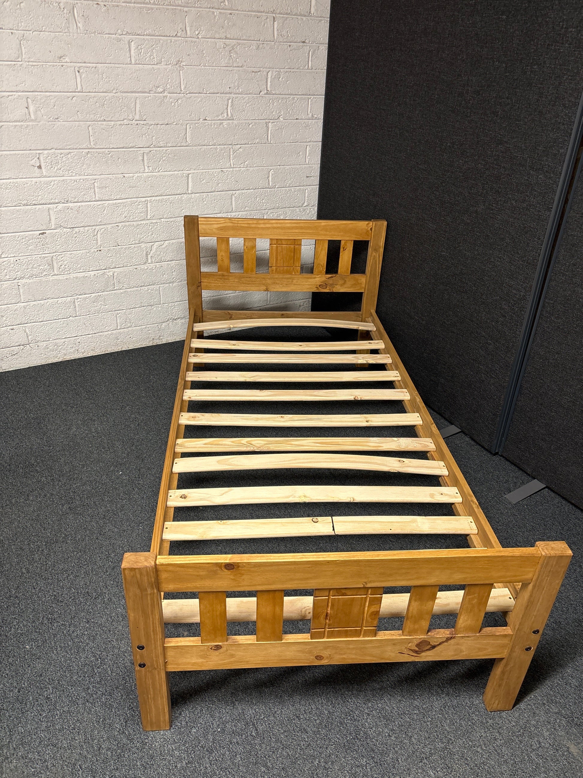 3ft solid waxed pine bed frame  1225