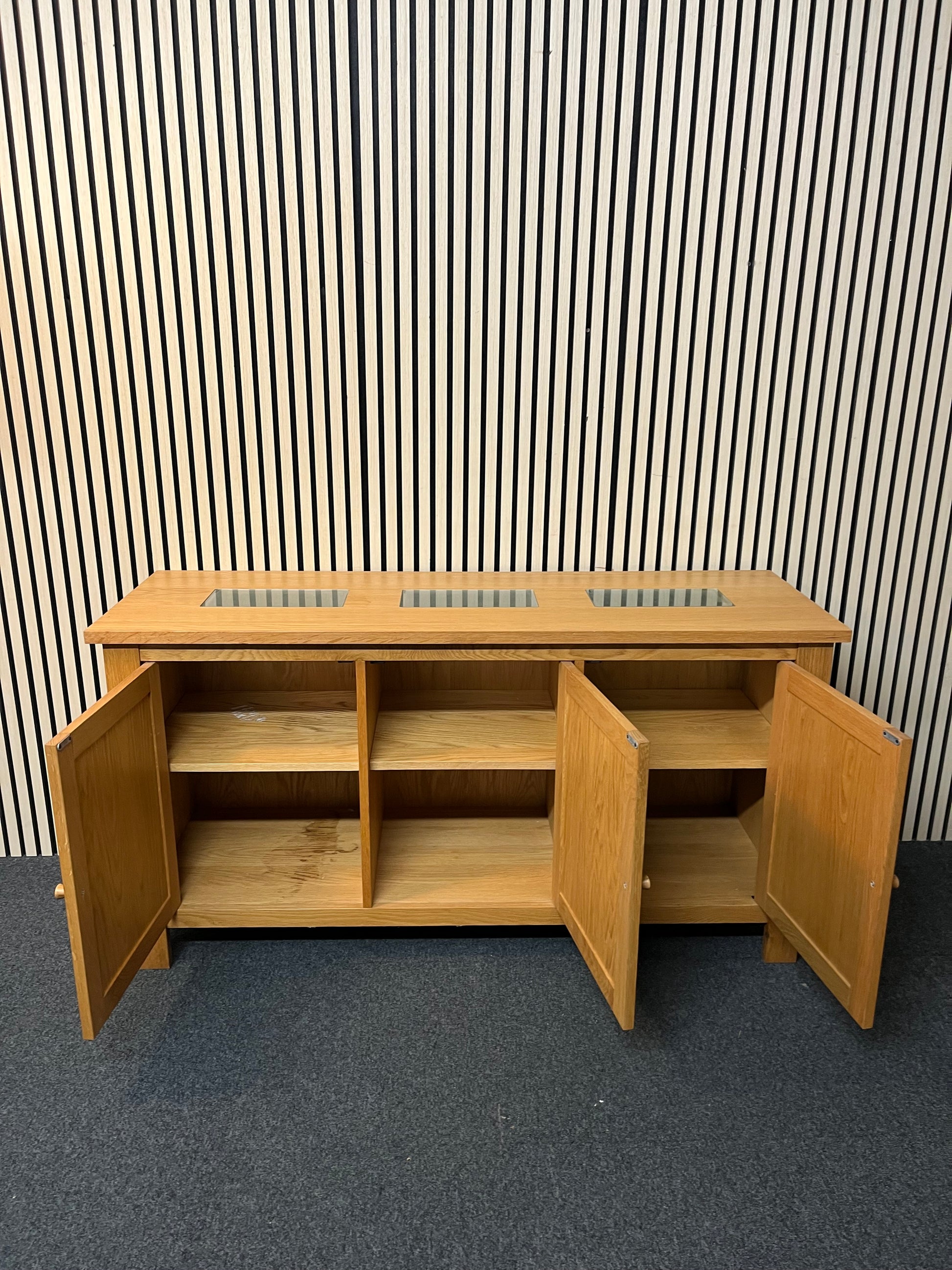 Solid oak large 3 door sideboard with protective glass top (H 78 x W 150 x D 50 cm) 1425