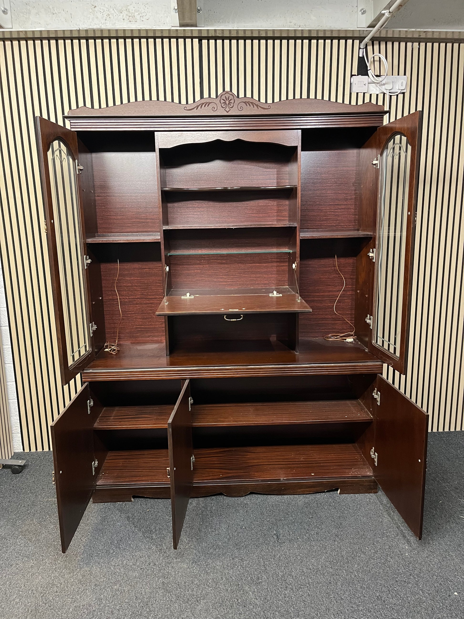 Large Rossmore mahogany display unit (H 194 x W 156 x D 48 cm) 1425