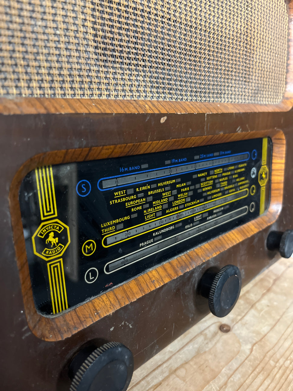 Small antique mahogany framed radio 5525