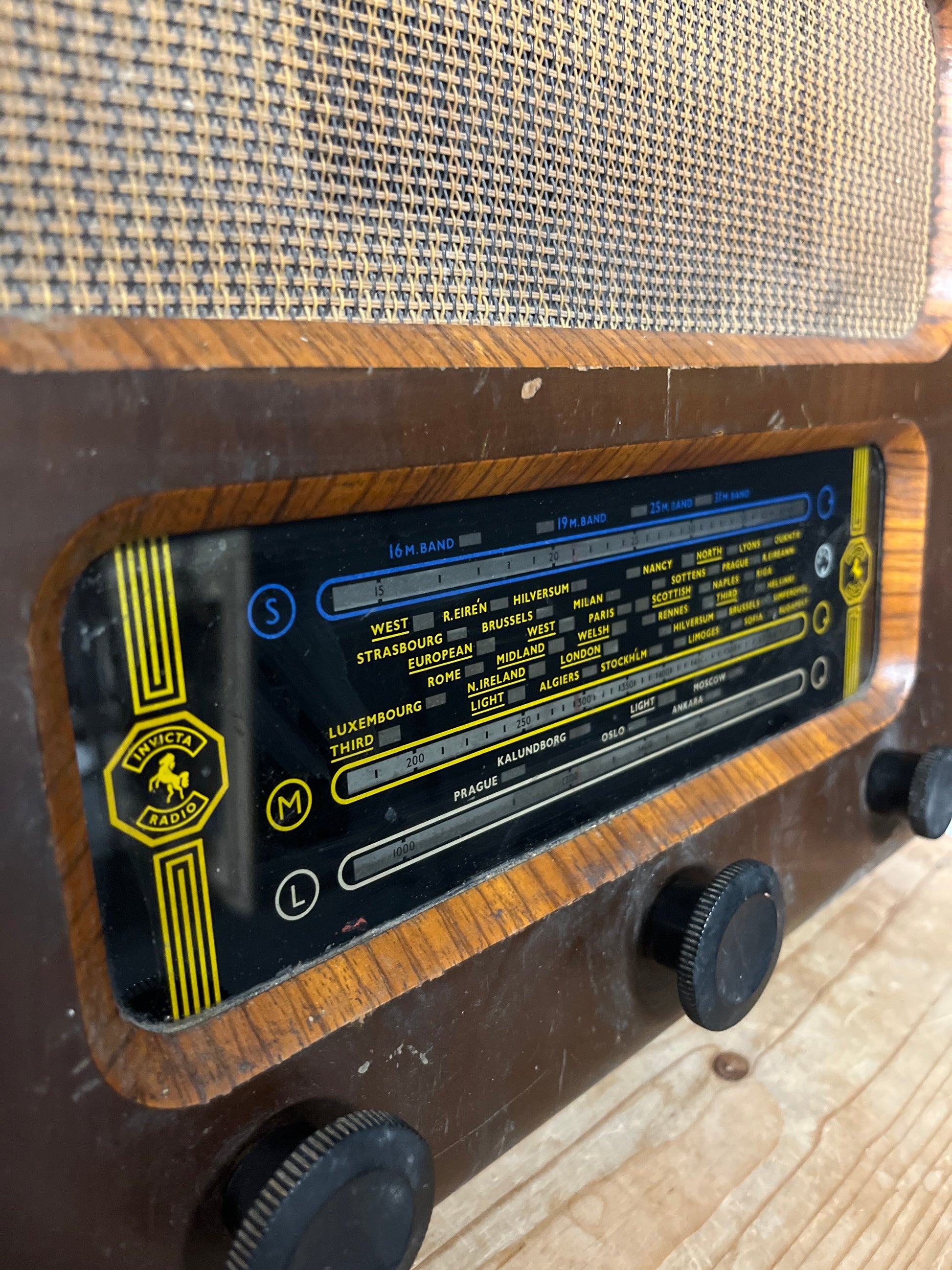 Small antique mahogany framed radio 5525