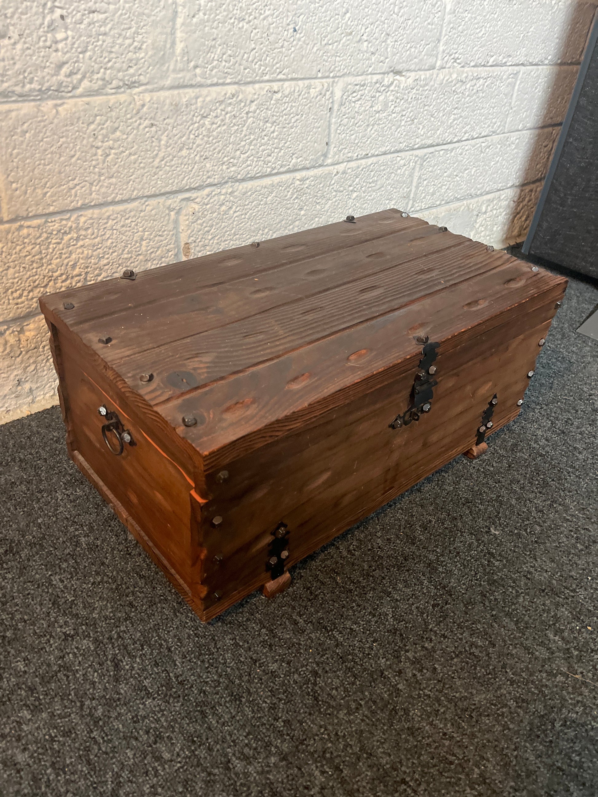 Small dark stained pine chest (H 20 x W 49 x D 26 cm) 3225