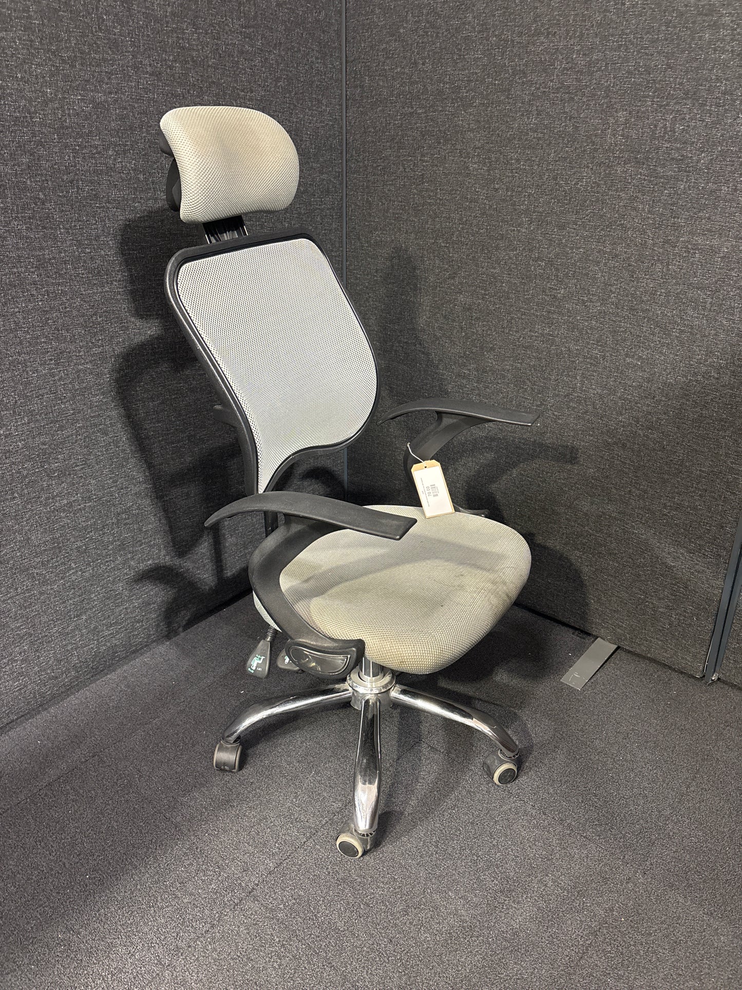Grey mesh second hand swivel chair with headrest