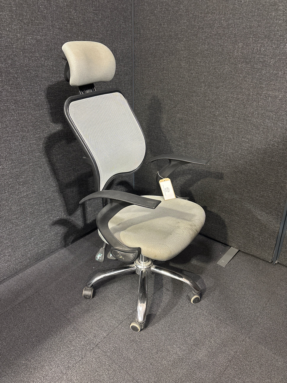 Grey mesh second hand swivel chair with headrest