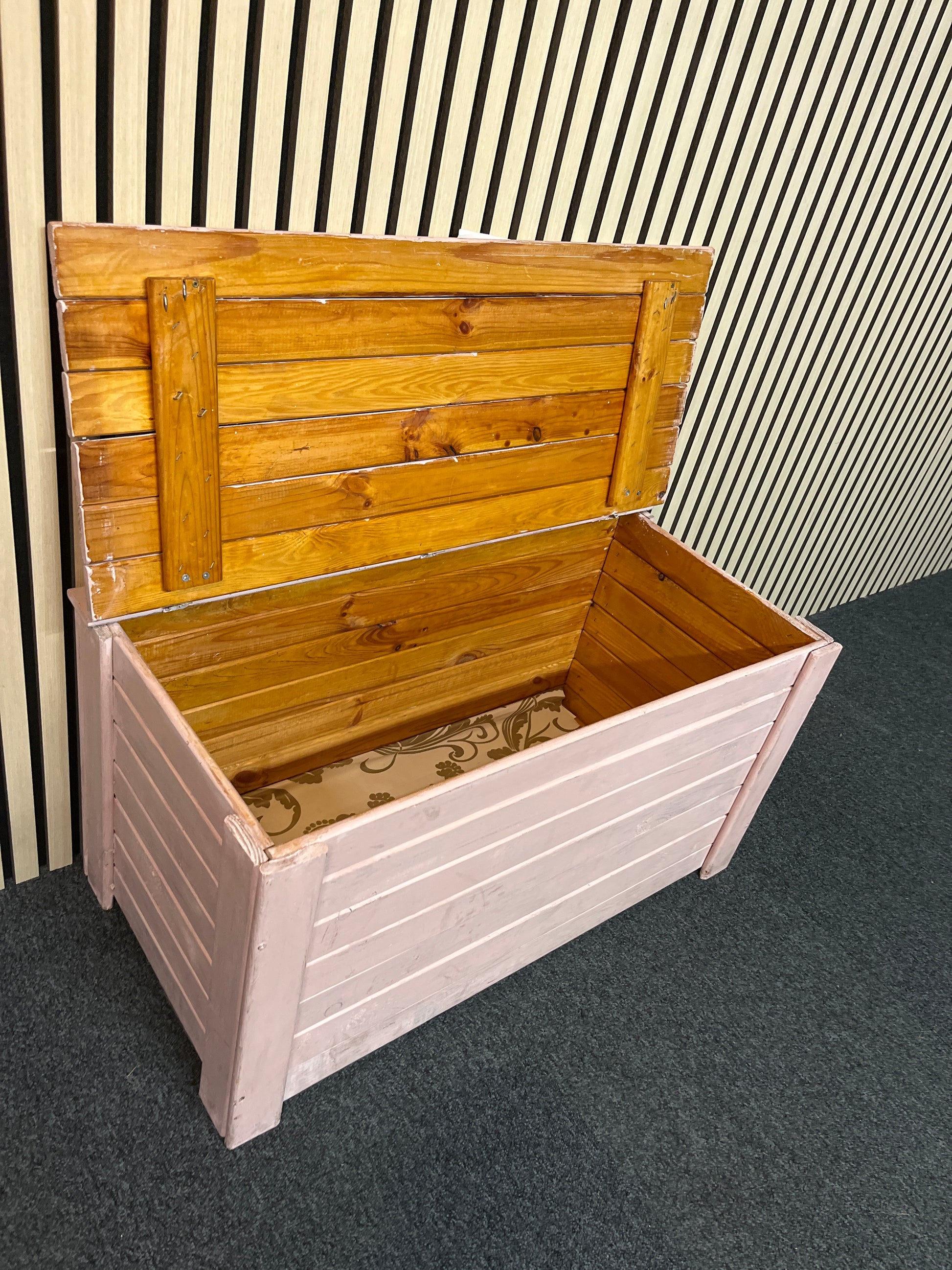 Pine painted top open blanket box 1325