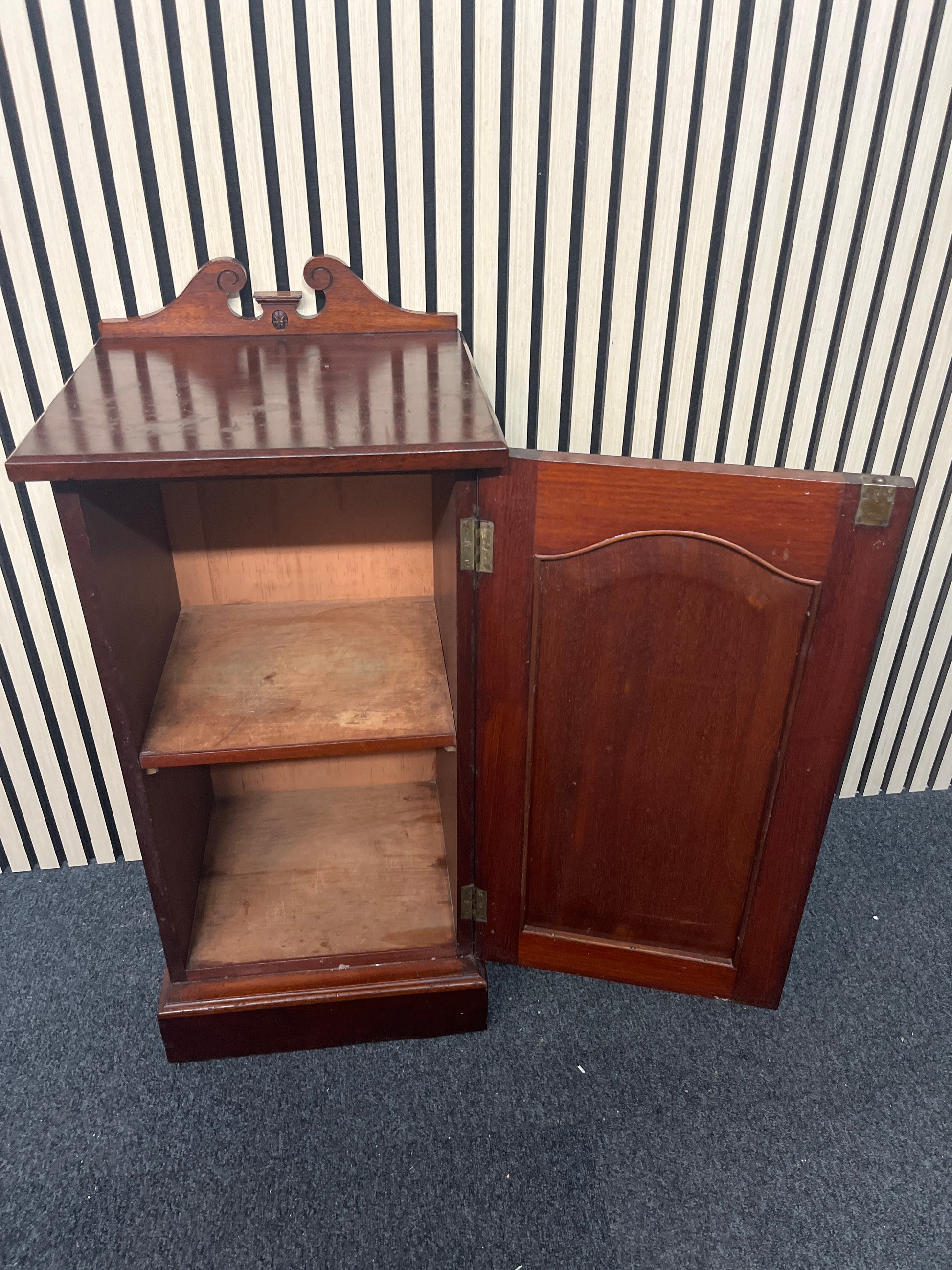 Antique dark wood one door bedside locker with gold effect handle (H 76 x W 40 x D 38 cm) 2325