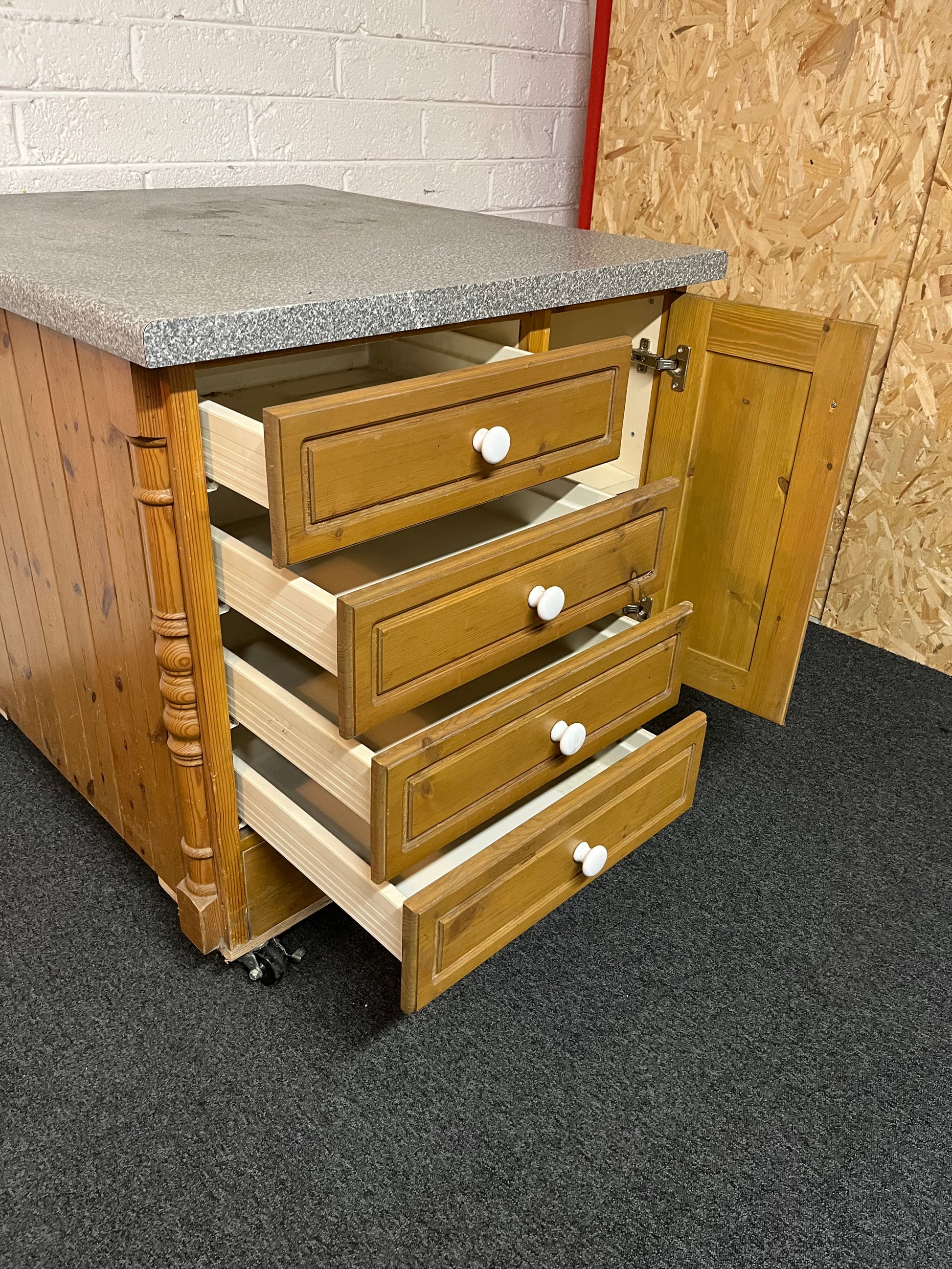 Pine kitchen island on castors with laminate work top and 8 drawers and 2 doors (H 90 x W 100 x D 90 cm) 1325