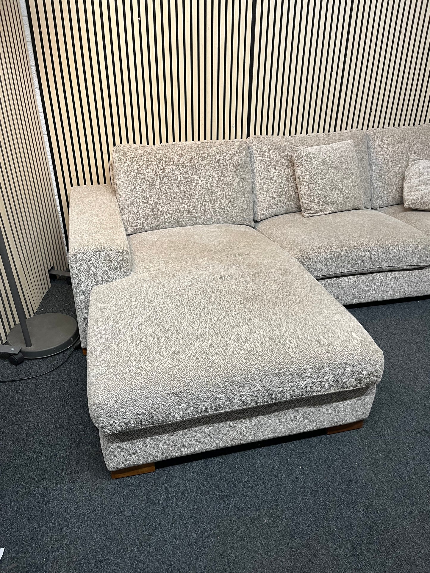 Large right hand light cream fabric corner sofa suite with matching armchair (Width 290 cm, depth 170cm and 100 cm) 1126