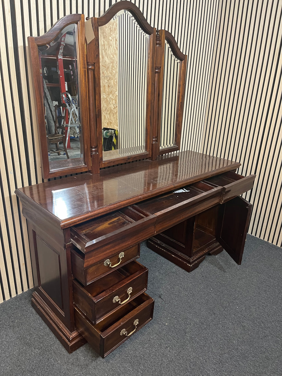 Large ornate solid mahogany dressing table (H 76 x W 137 x D 77 cm) 43827D