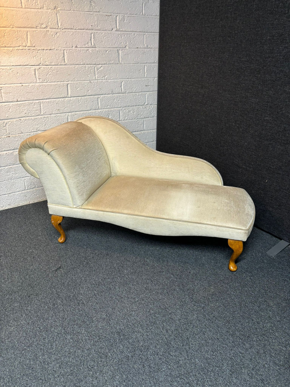 Small light cream fabric roll back chaise lounge with solid wood frame (1.3 m wide) 2225