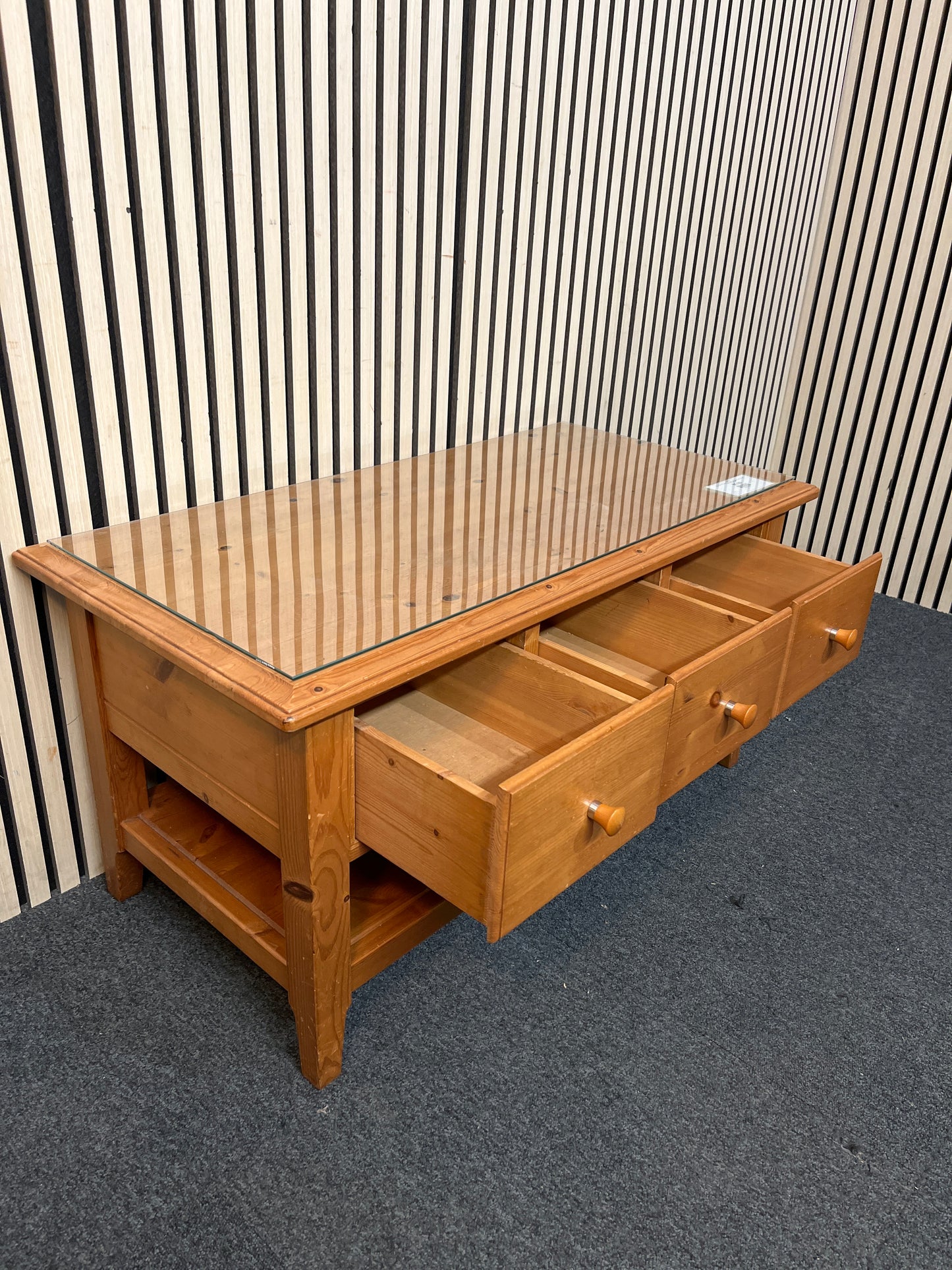 Solid pine 3 drawer coffee table with glass top (H 49 x W 100 x D 50 cm) 3126