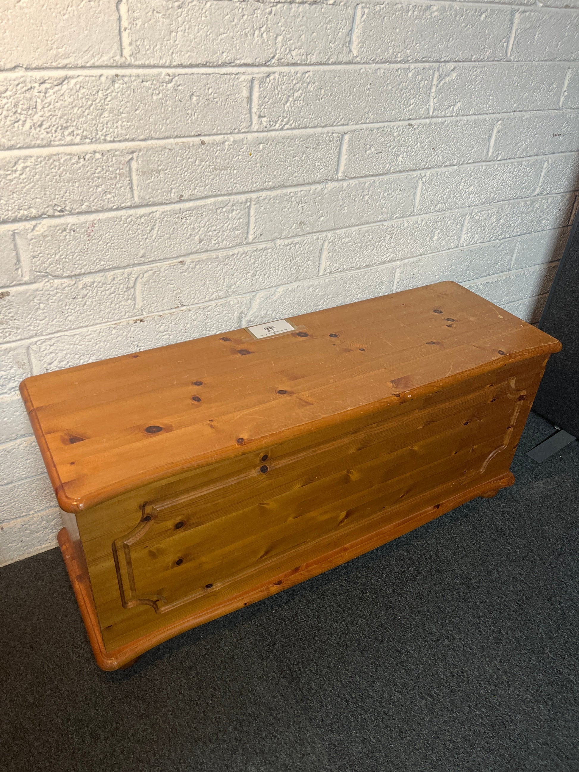 Solid pine slim top open blanket box (H 52 x W 117 x D 55 cm) 2225