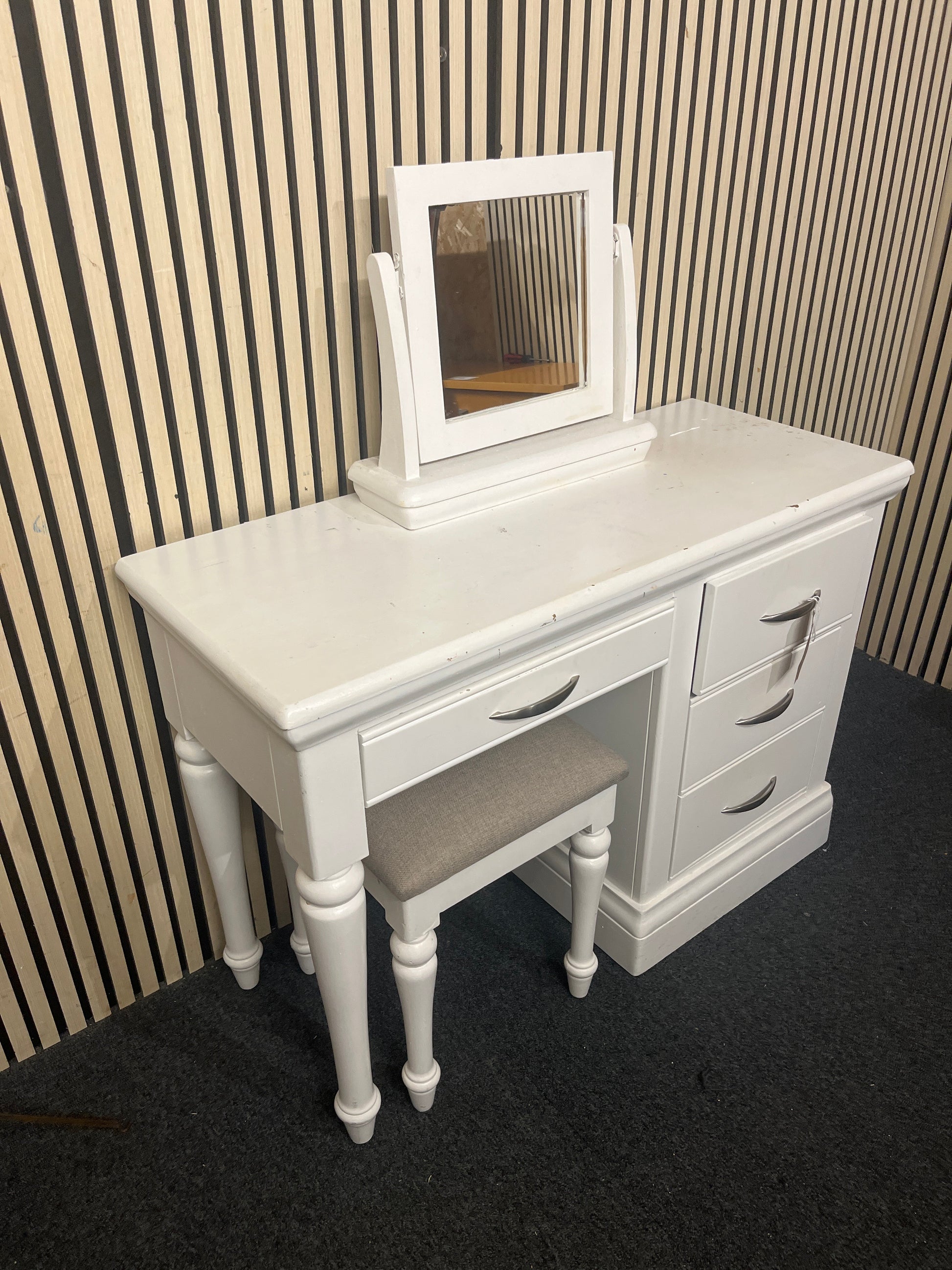 Four-drawer wooden vanity with matching stool and swivel mirror. (H 80 x W 102 x D 45 cm)  44149
